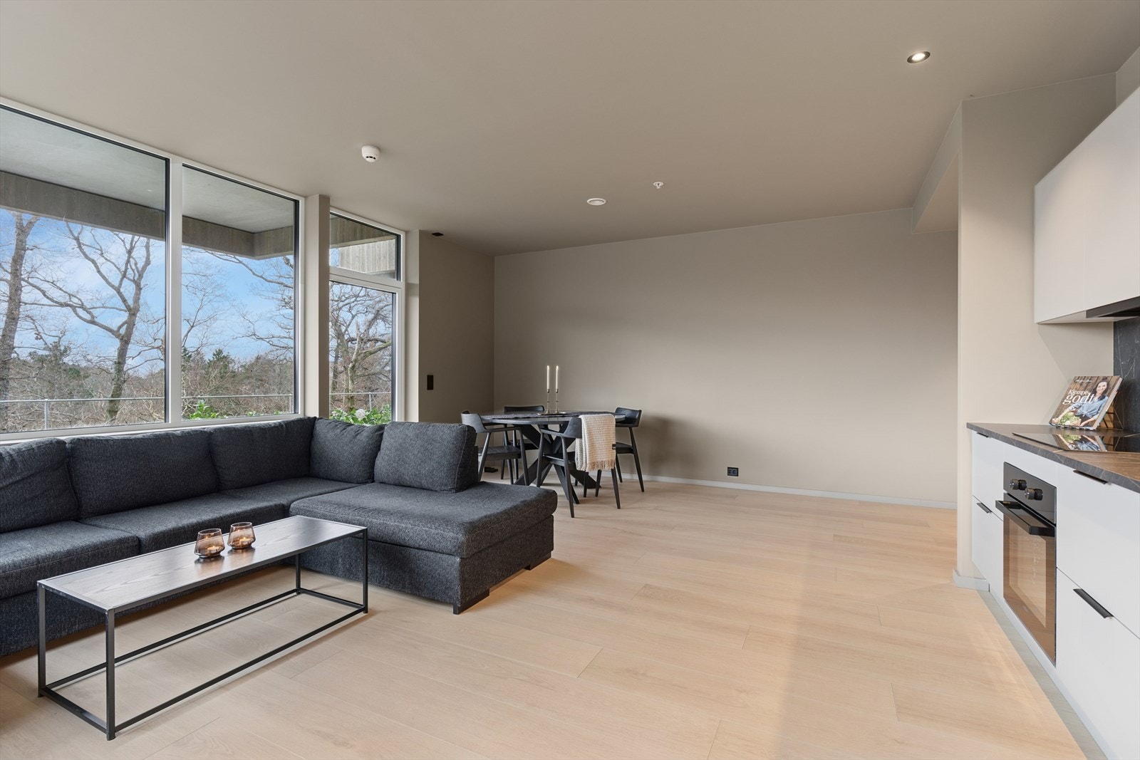 Stue og kjøkken har en åpen løsning med plass for sofagruppe og spisebord. Galleribilde