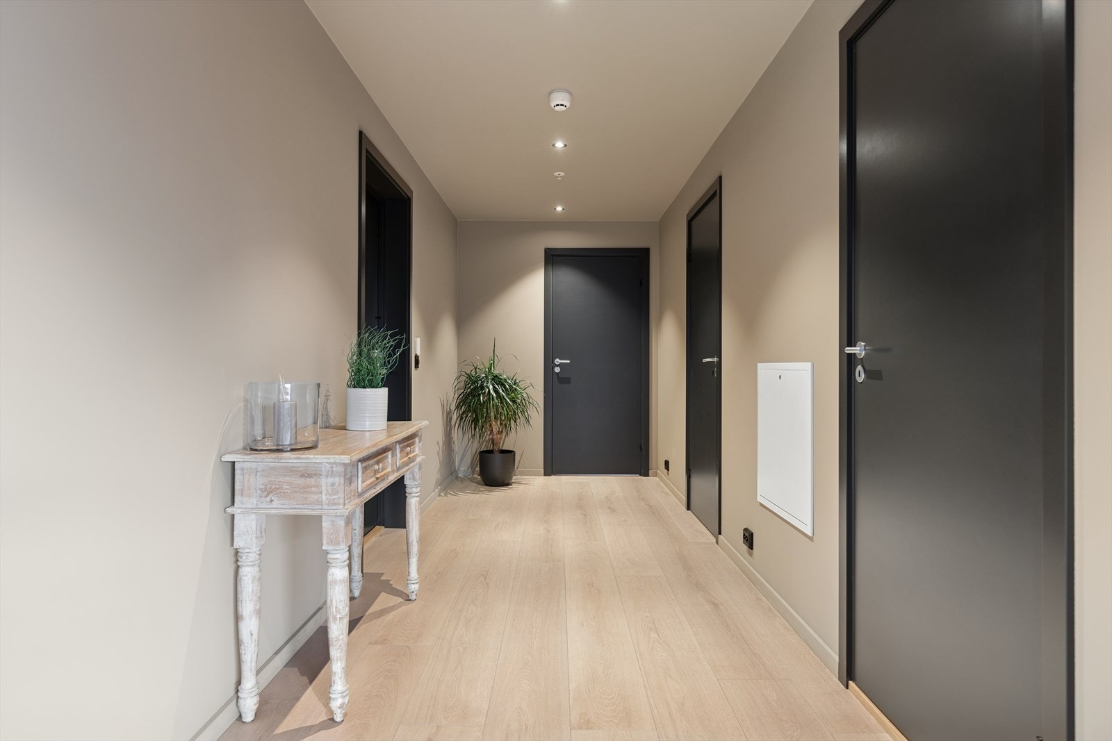 Velkommen inn - lys og innbydende entré med plass for entrémøbel og garderobeskap. Galleribilde