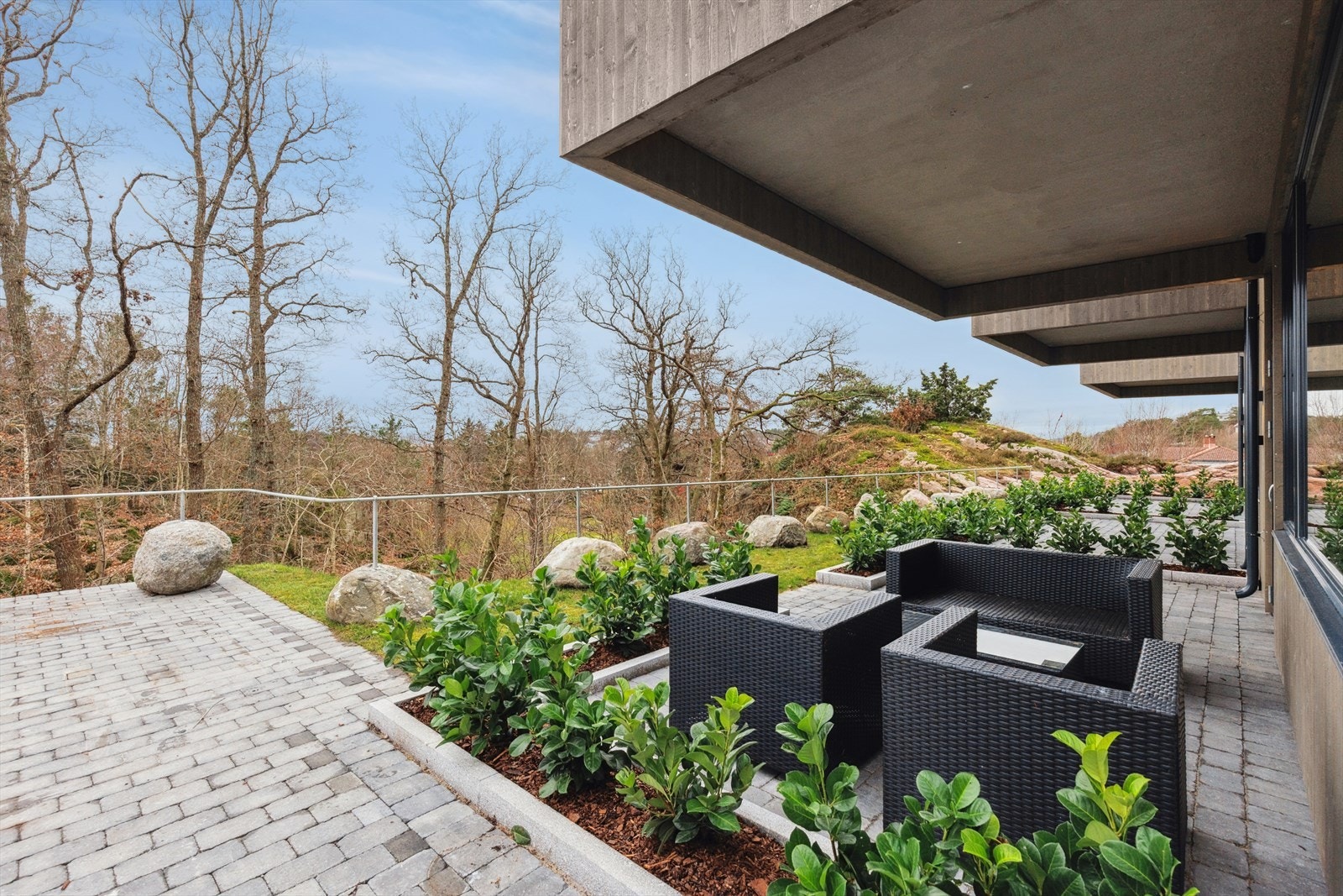 Uteområdet vil få en fin skjerming av plantet Laurbærhegg Galleribilde