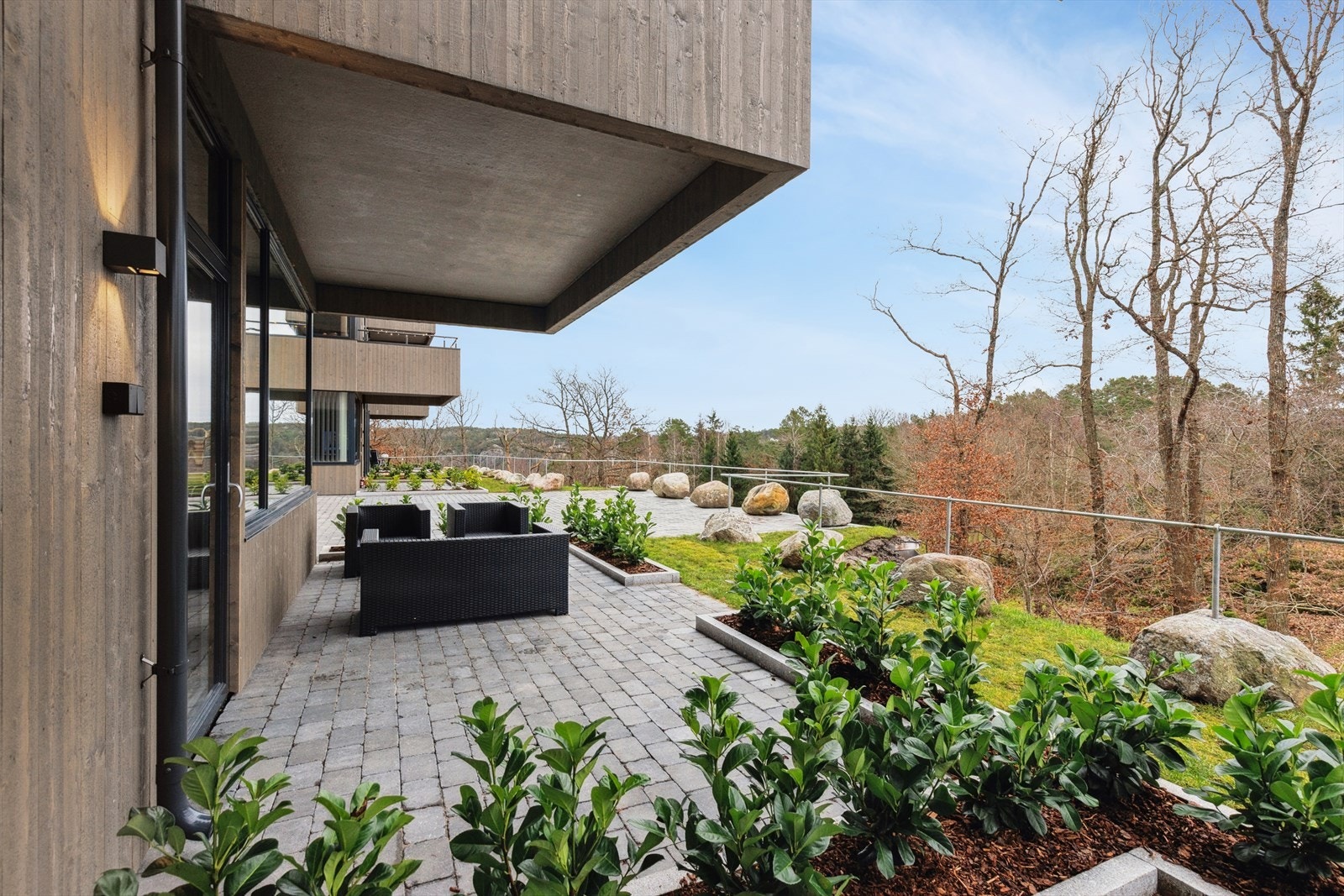 Uteområdet ligger sørvendt og har gode solforhold og utsikt Galleribilde