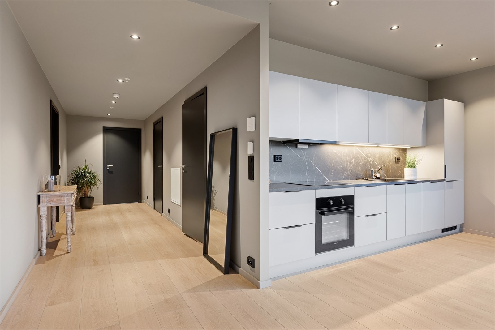 Leiligheten har ikke vært bebodd og har en arealeffektiv planløsning fordelt på et internt bruksareal på 81 kvm Galleribilde