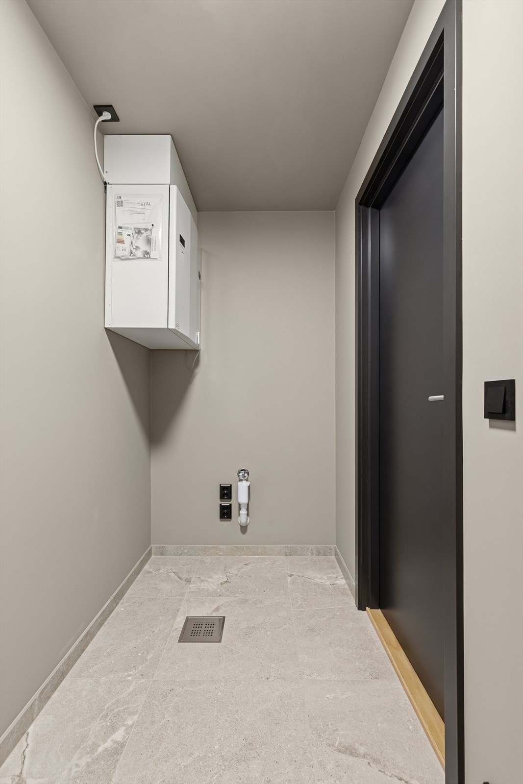 Teknisk rom/vaskerom og bod med inngang fra badet Galleribilde