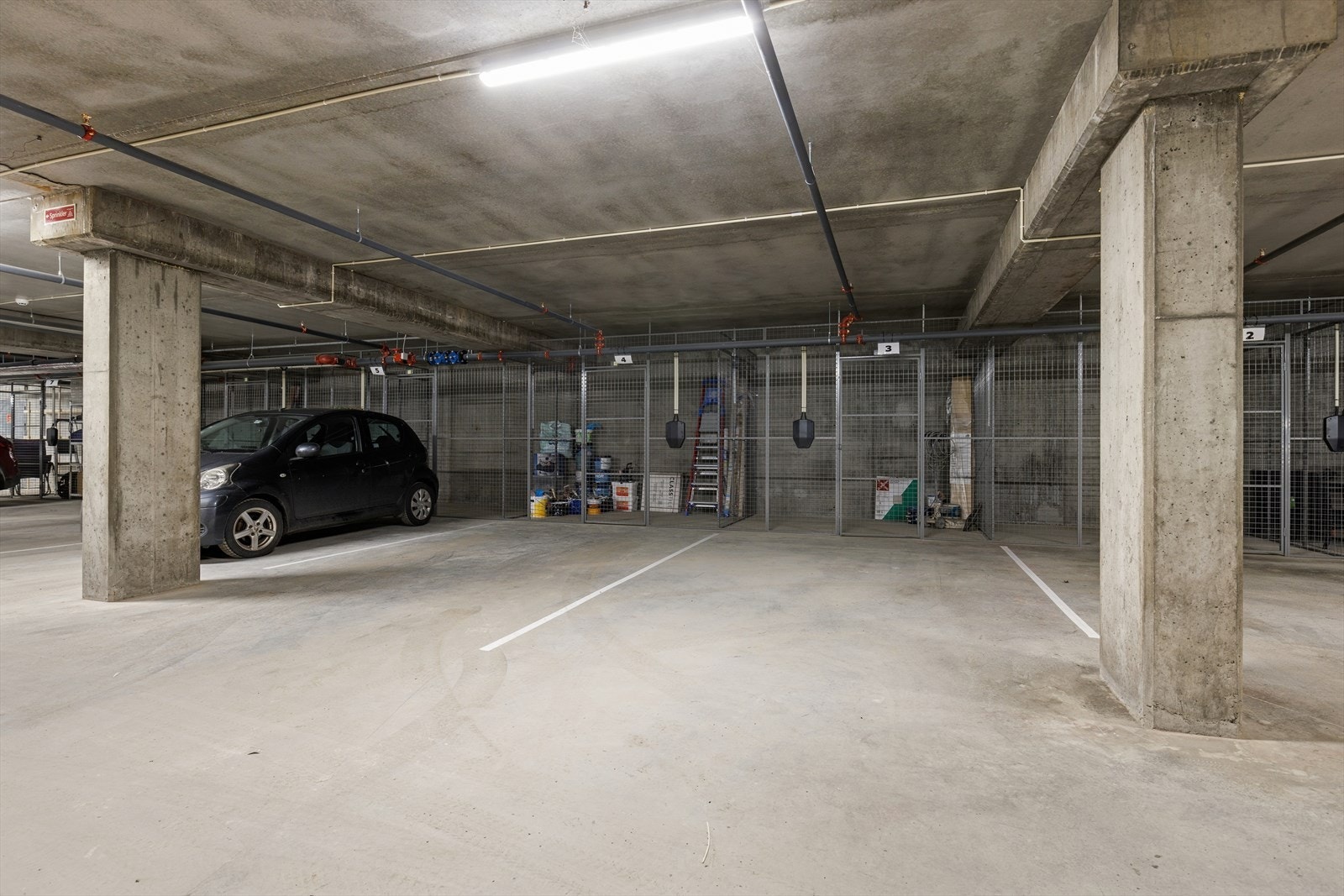 Det medfølger fast parkeringsplass i felles garasjekjeller med montert el-bil lader. Bod på ca. 6 kvm i bakkant av parkeringsplass. Galleribilde