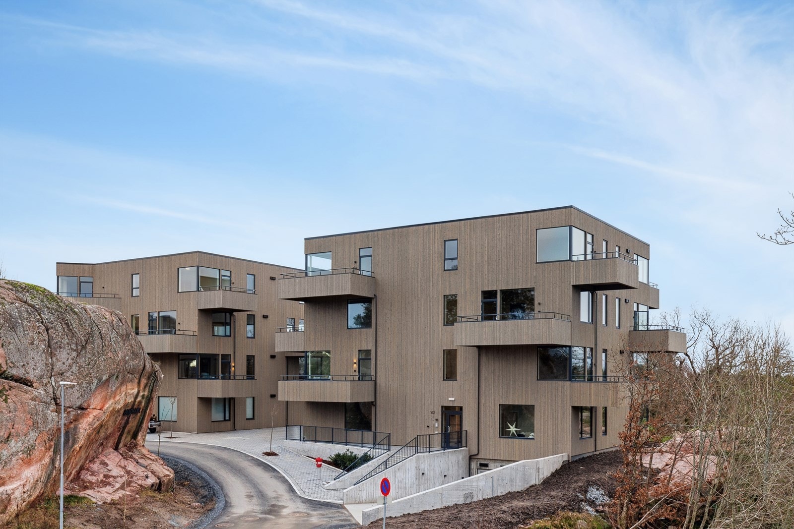 Leilighetsbygget består av 10 leiligheter fordelt på 4 plan. Nedkjørsel til felles garasjeanlegg under bygget. Galleribilde