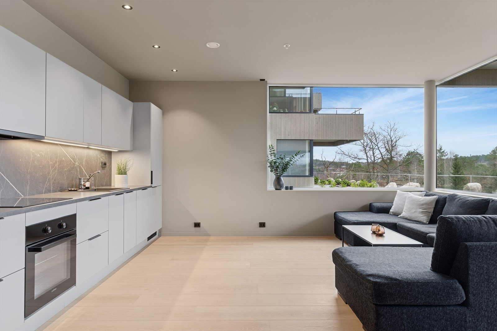 Rommet har generøse vindusflater for flott utsyn og rikelig lysinnslipp i rommet Galleribilde