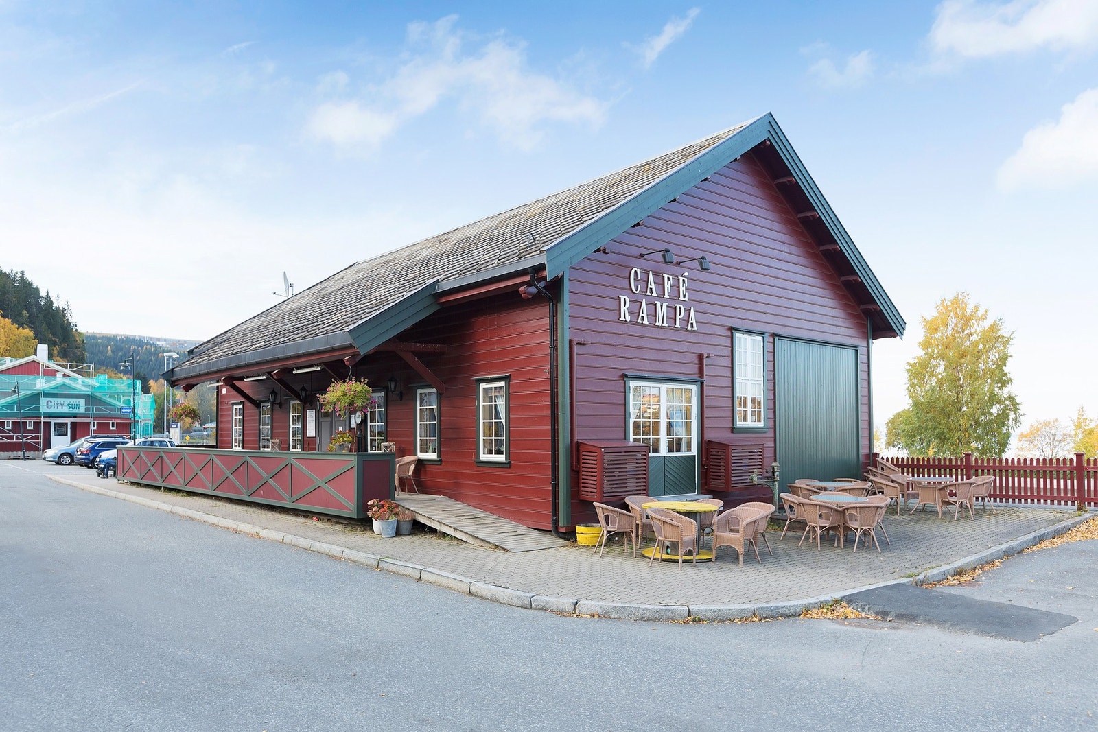 Cafe Rampa med historisk sjarm - tidligere pakkhuset til Jernbanen. Galleribilde