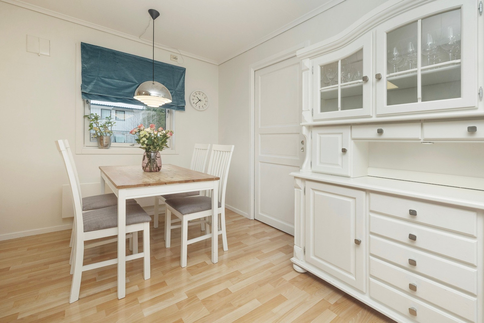 Mulighet for spisegruppe også på kjøkken. Skyvedør fra kjøkkenet og inn til vaskerom. Galleribilde