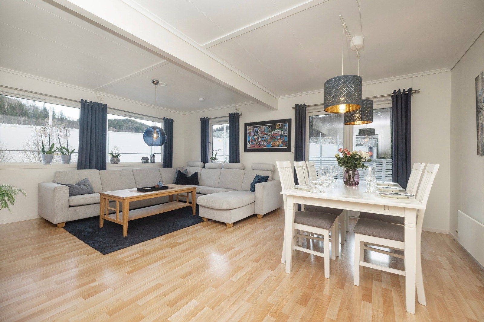 Stua har store vindusflater som gir rikelig med lysinnslipp, og åpner opp hele rommet. Galleribilde