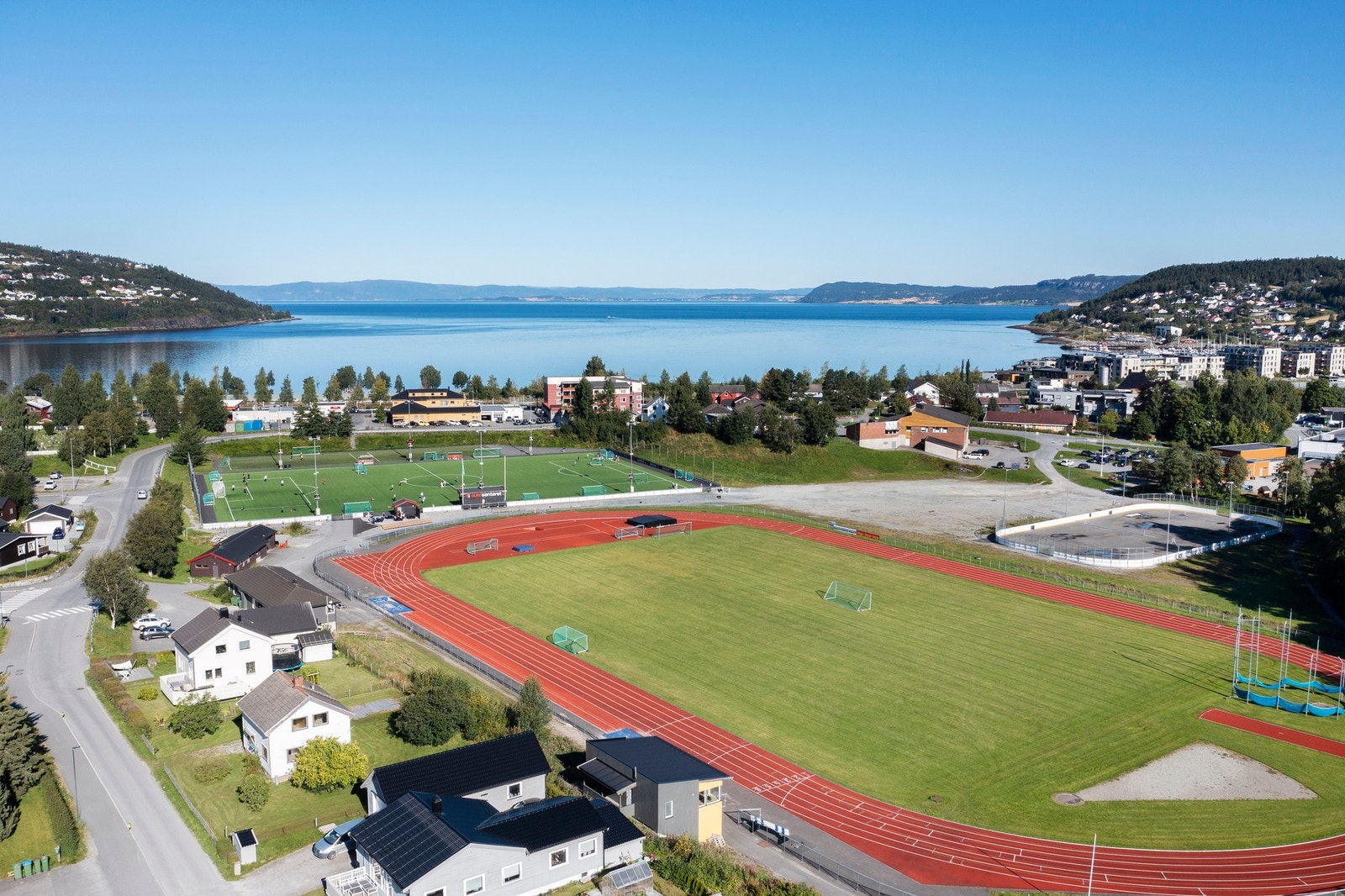 Dronefoto, Nabolaget med Autosenteret Arena. I bakgrunn. Sveberg/Grønberg til venstre og Solbakken til høyre med bla Småbathavn og Malvikstien. Galleribilde