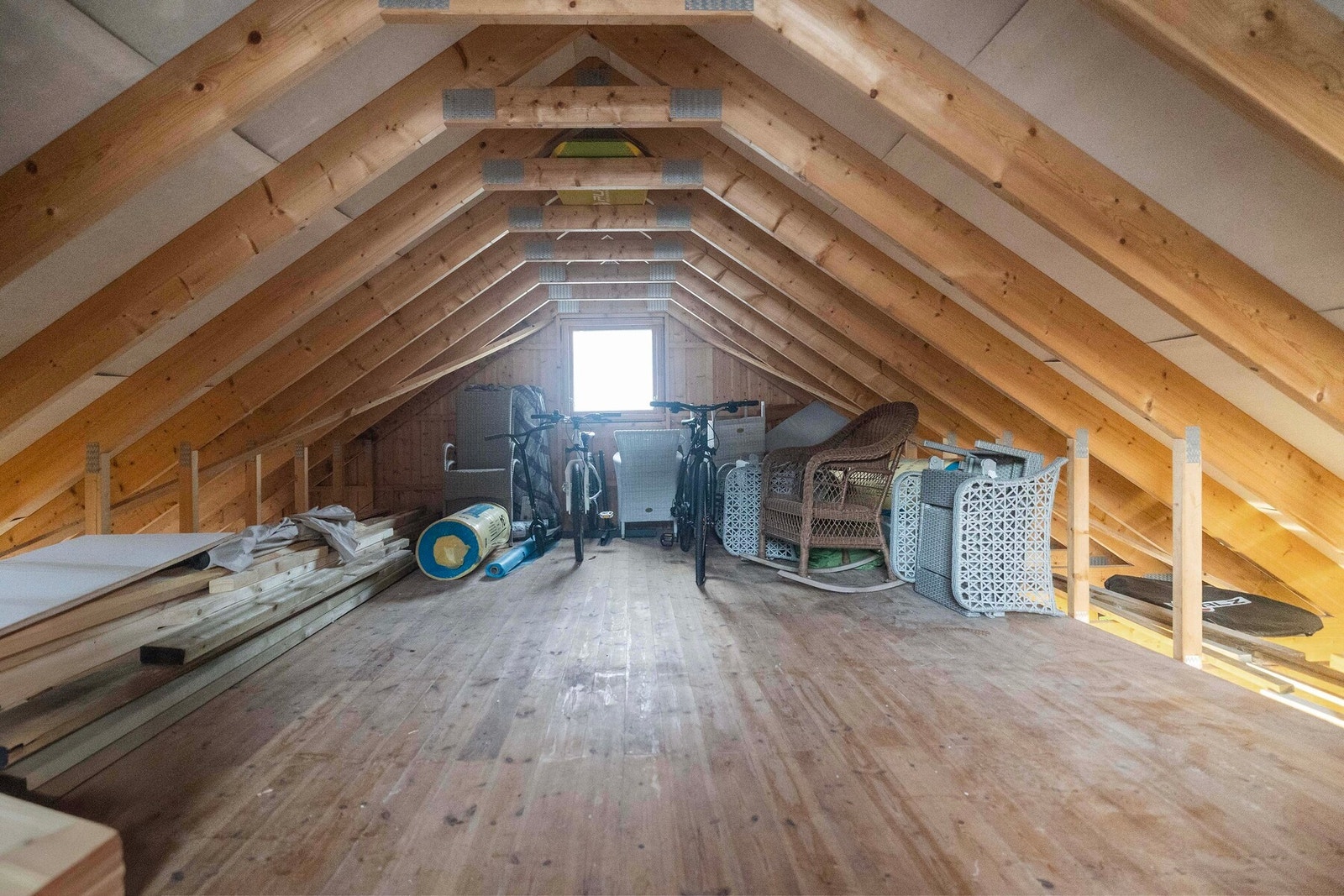 Garasjen har også et loft med mulighet for oppbevaring. Gulvareal på ca 35kvm. Galleribilde