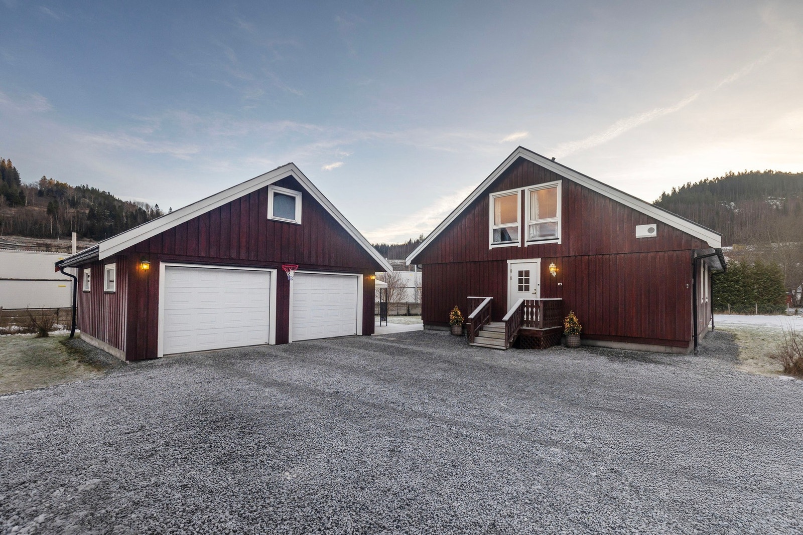 Romslig gårdsplass med praktisk dobbelgarasje, med plass til 2 biler. Oppmålt til 45 kvm. Galleribilde