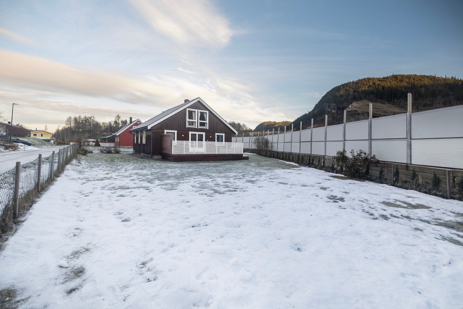 Åpen og stor tomt med gode utearealer rundt boligen. Stor flat hage som gir mange muligheter for lek, beplantning og sosiale soner. Galleribilde
