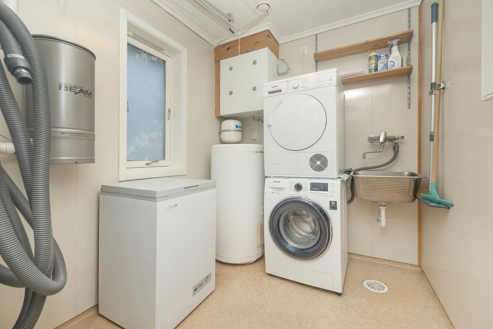 Vaskerom med tilknytning fra kjøkken. Inneholder opplegg for vaskemaskin, utslagsvask og ventilasjonsaggregat. Galleribilde