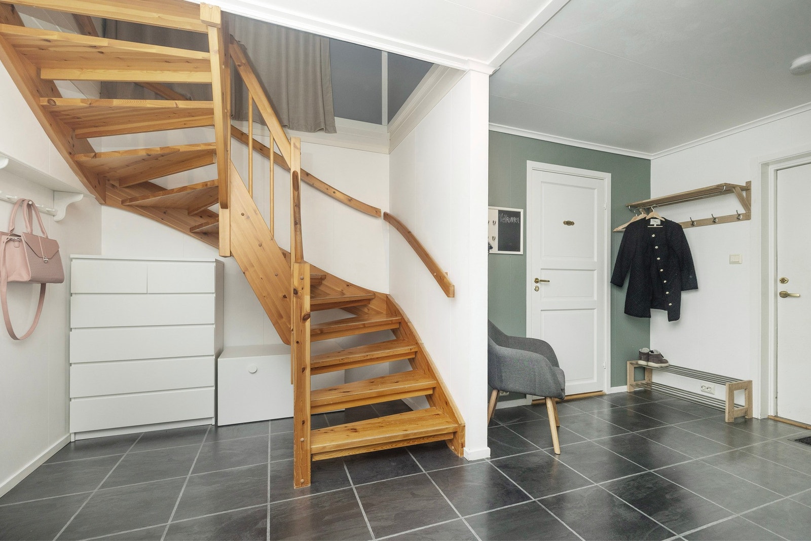 Trappegang i 1.etasje. Oppgang til 2. etasje. Galleribilde