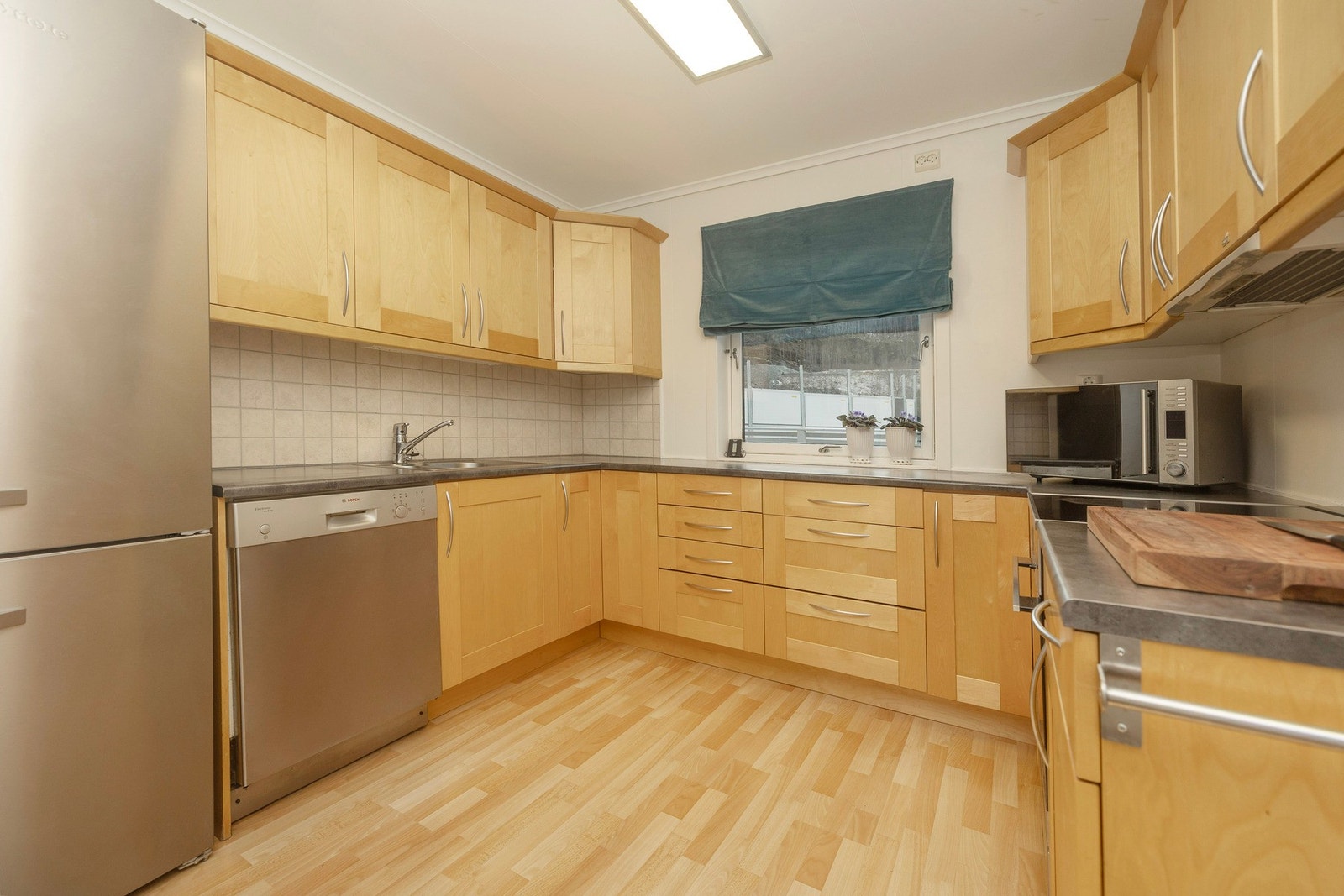 Kjøkken fra Hebos, med mye skap- og benkeplass. Galleribilde