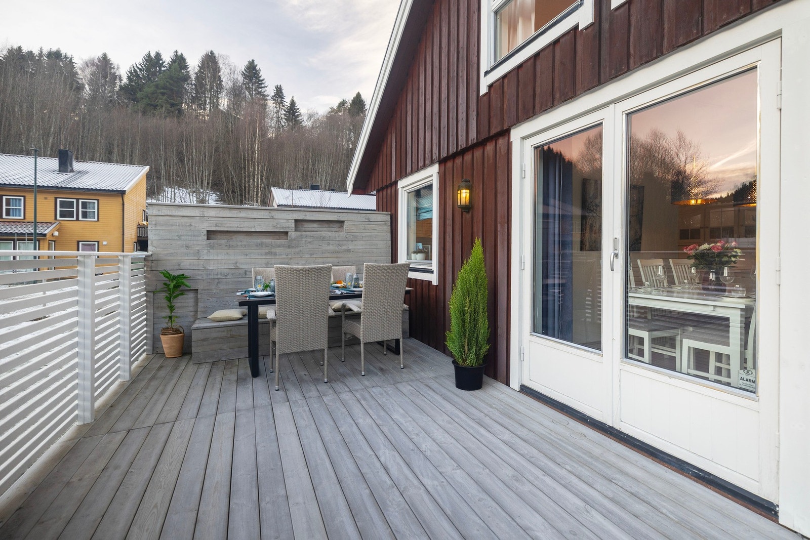 Stor terrasse på 23kvm, med levegg og spilevegger som skjermer for innsyn Galleribilde