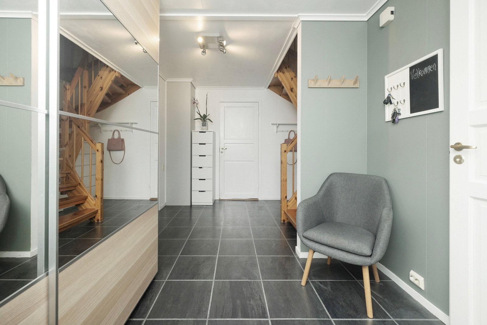 Gang/entré. Flislagt gulv med.... Galleribilde