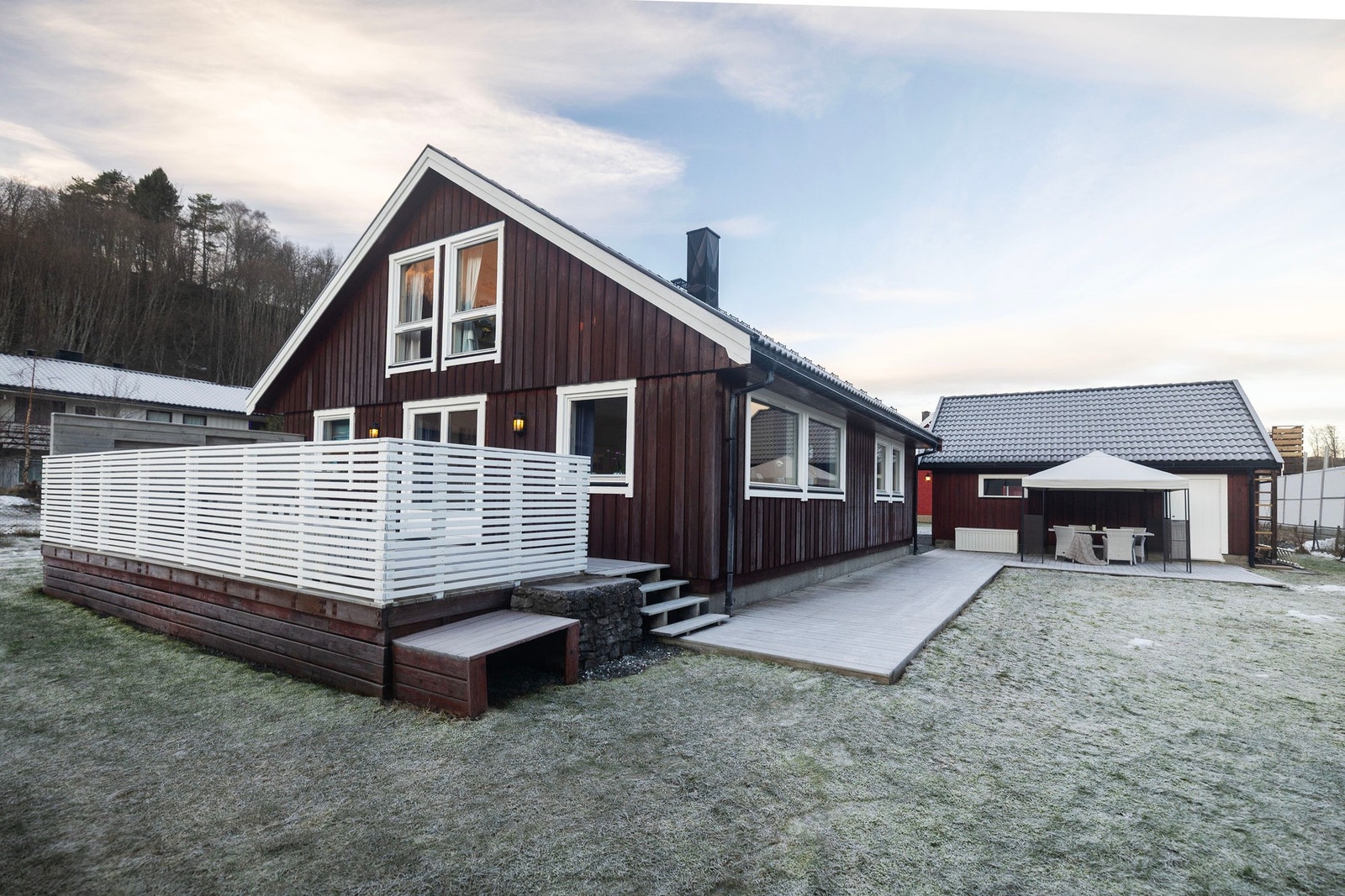 Stort uteområde med mye plen. Påbygd terrasse/platting på ca 47kvm. Galleribilde