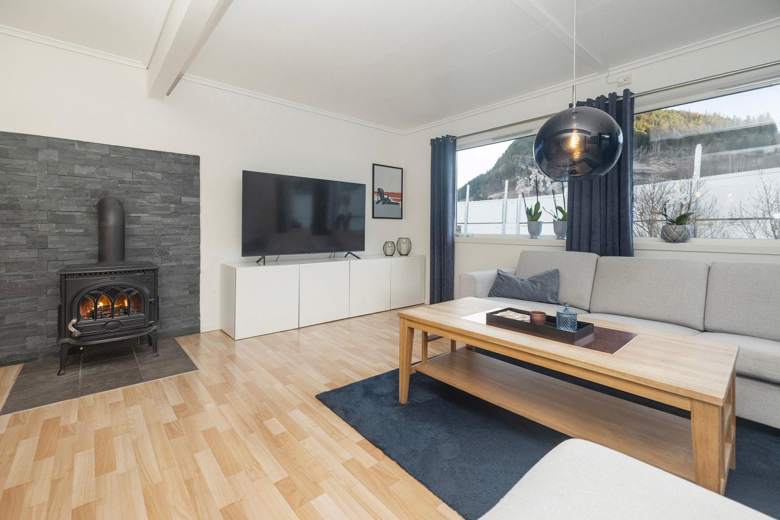 Lys og trivelig stue med vedovn, som skaper en lun og behagelig atmosfære. Galleribilde