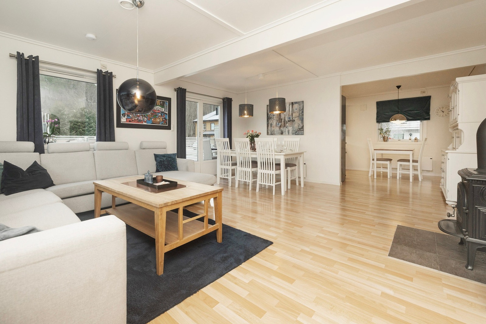 Romslig stue på 27,4kvm. Galleribilde