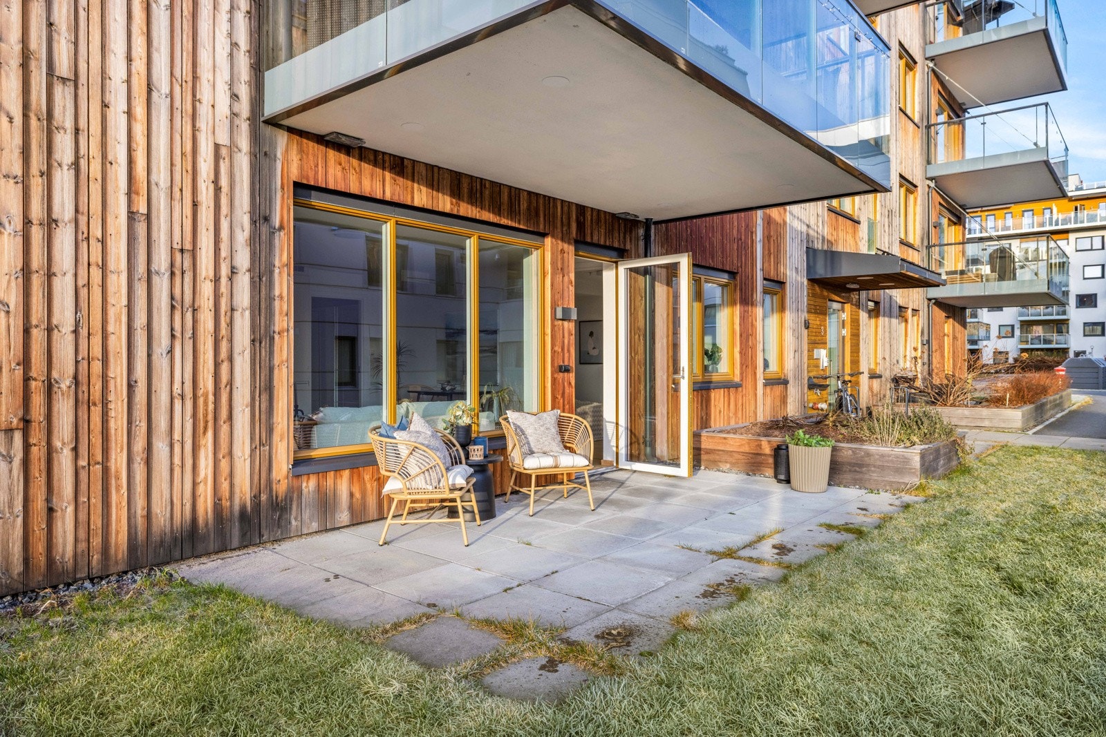 Leiligheten har trinnfri adkomst i 1.etg, bod i kjeller (med heisadkomst), og stor uteplass med tilgang til felles hage. Galleribilde