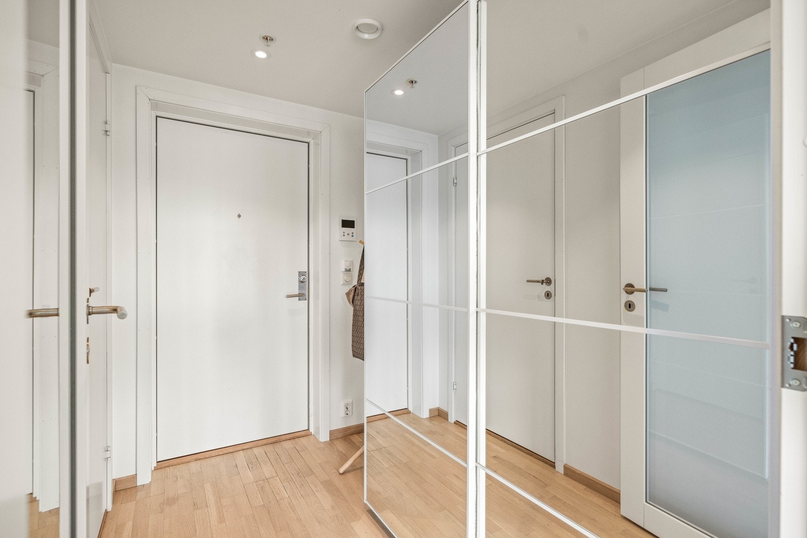 Leiligheten har trinnfri adkomst i 1.etg, med heis til resterende etasjer i bygget. Galleribilde