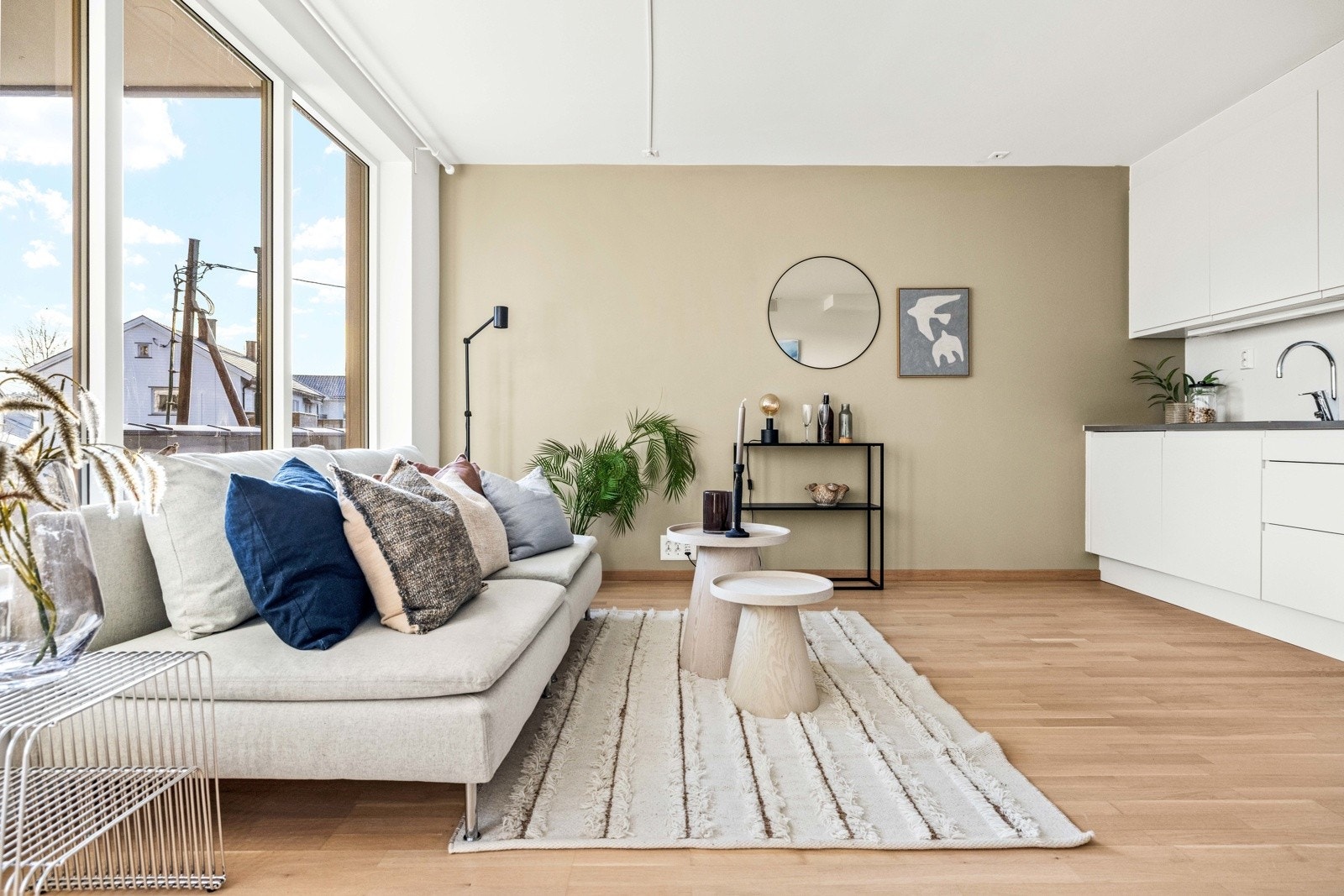 Gulvet har parkett og vegger og tak er malt i lyse farger. Galleribilde