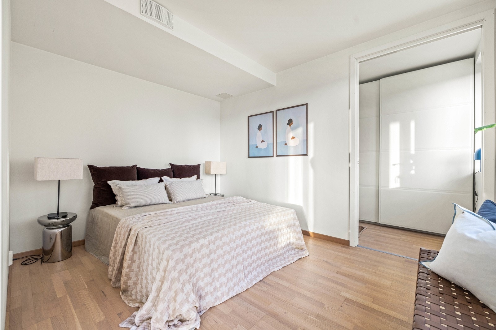 Romslig og lyst soverom med plass til dobbeltseng. Galleribilde