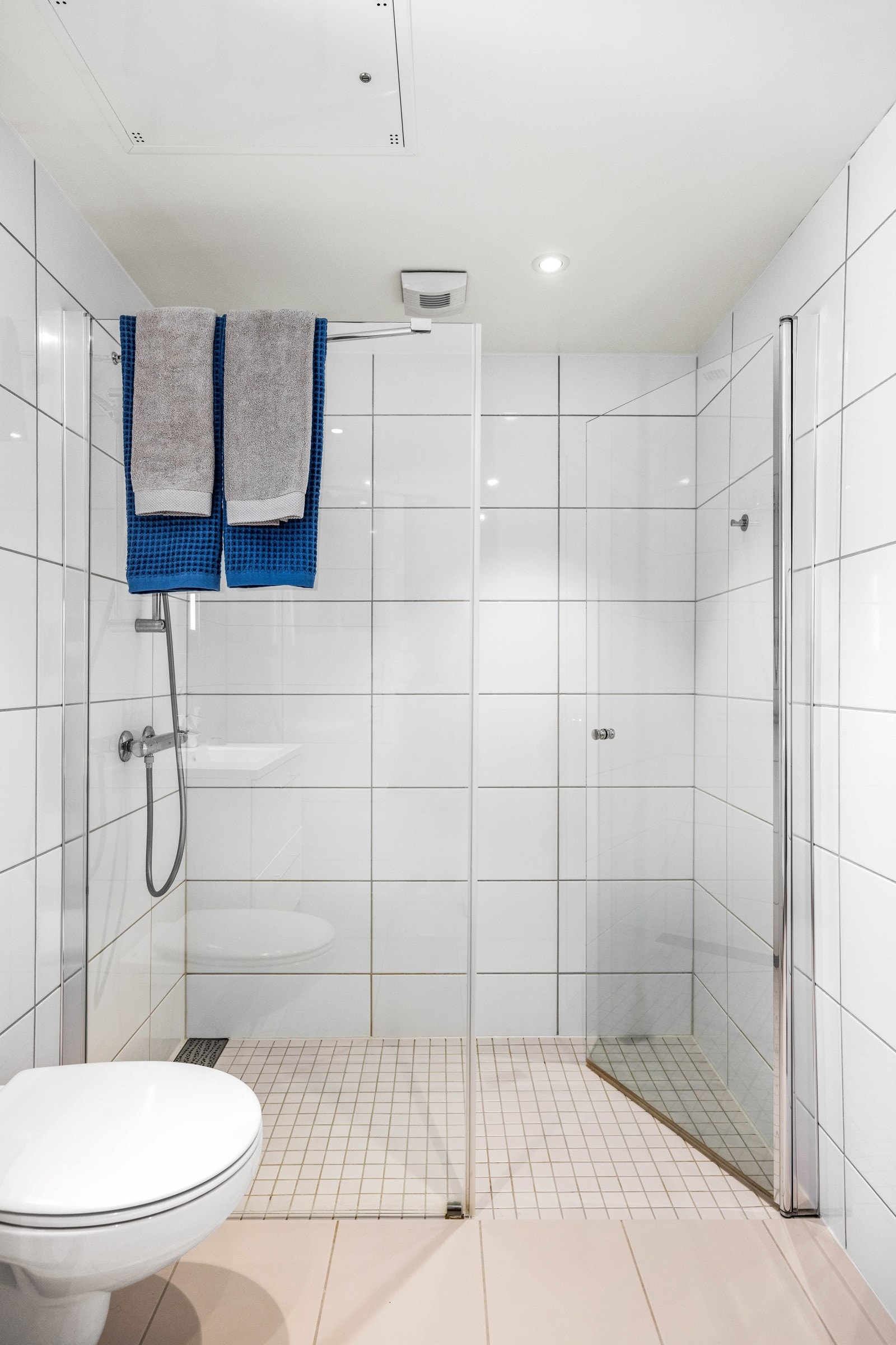 Dusjhjørne med mosaikkfliser og glassvegg. Galleribilde