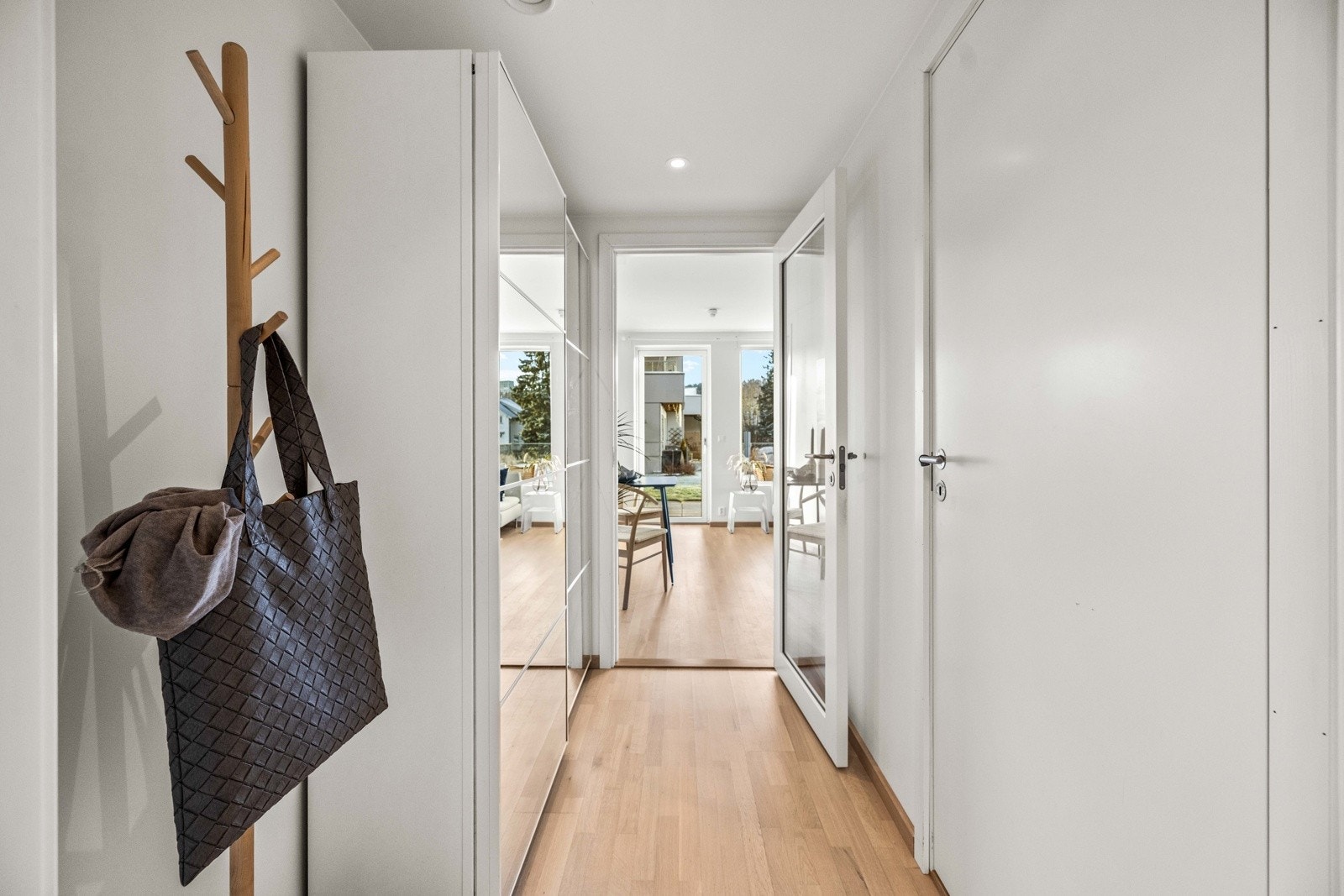 Lys entré med garderobeskap og downlightsbelysning i taket. Galleribilde