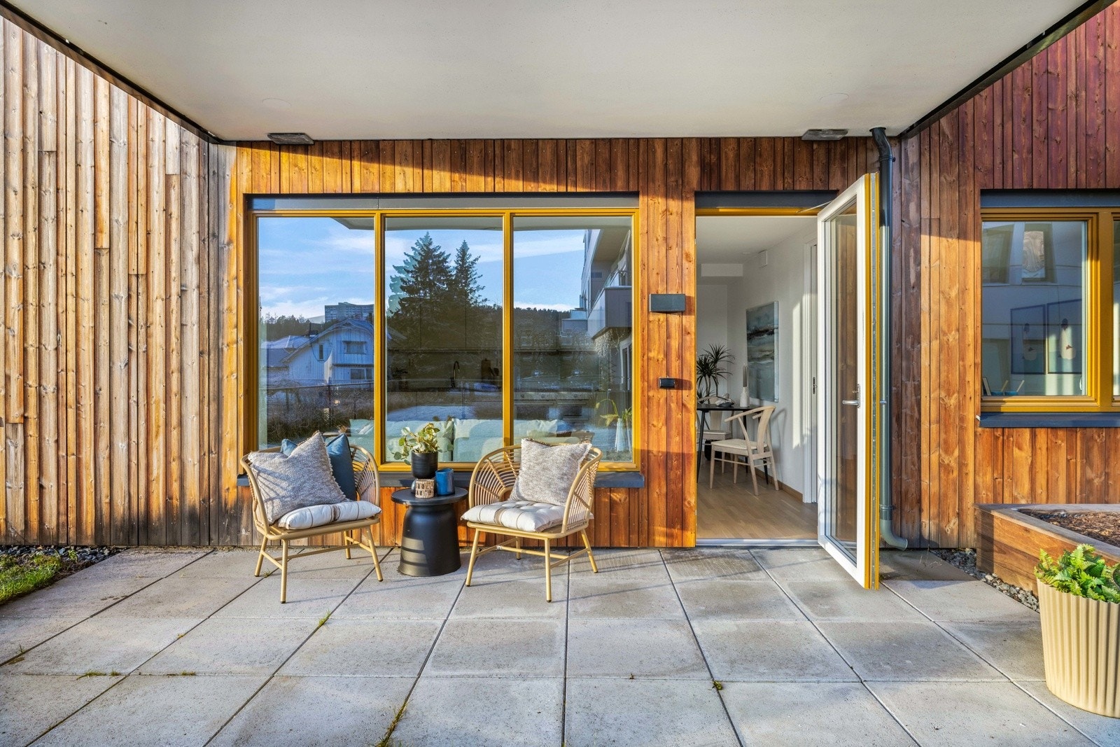 Hellelagt uteplass på 15 kvm med overbygg, utelys og stikkontakt. Galleribilde