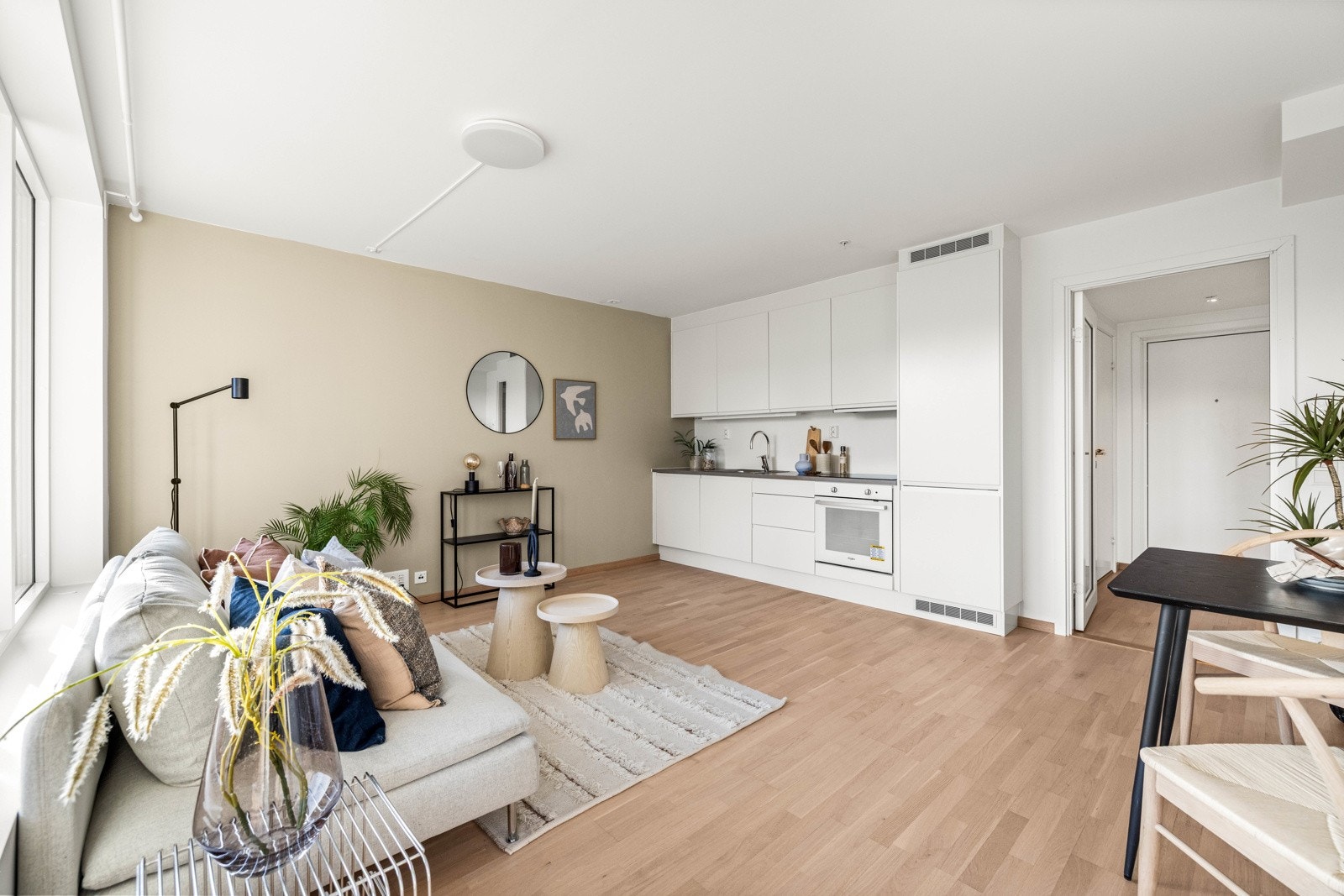 Leiligheten har et lyst og romslig allrom med stue og kjøkken i åpen løsning. Galleribilde