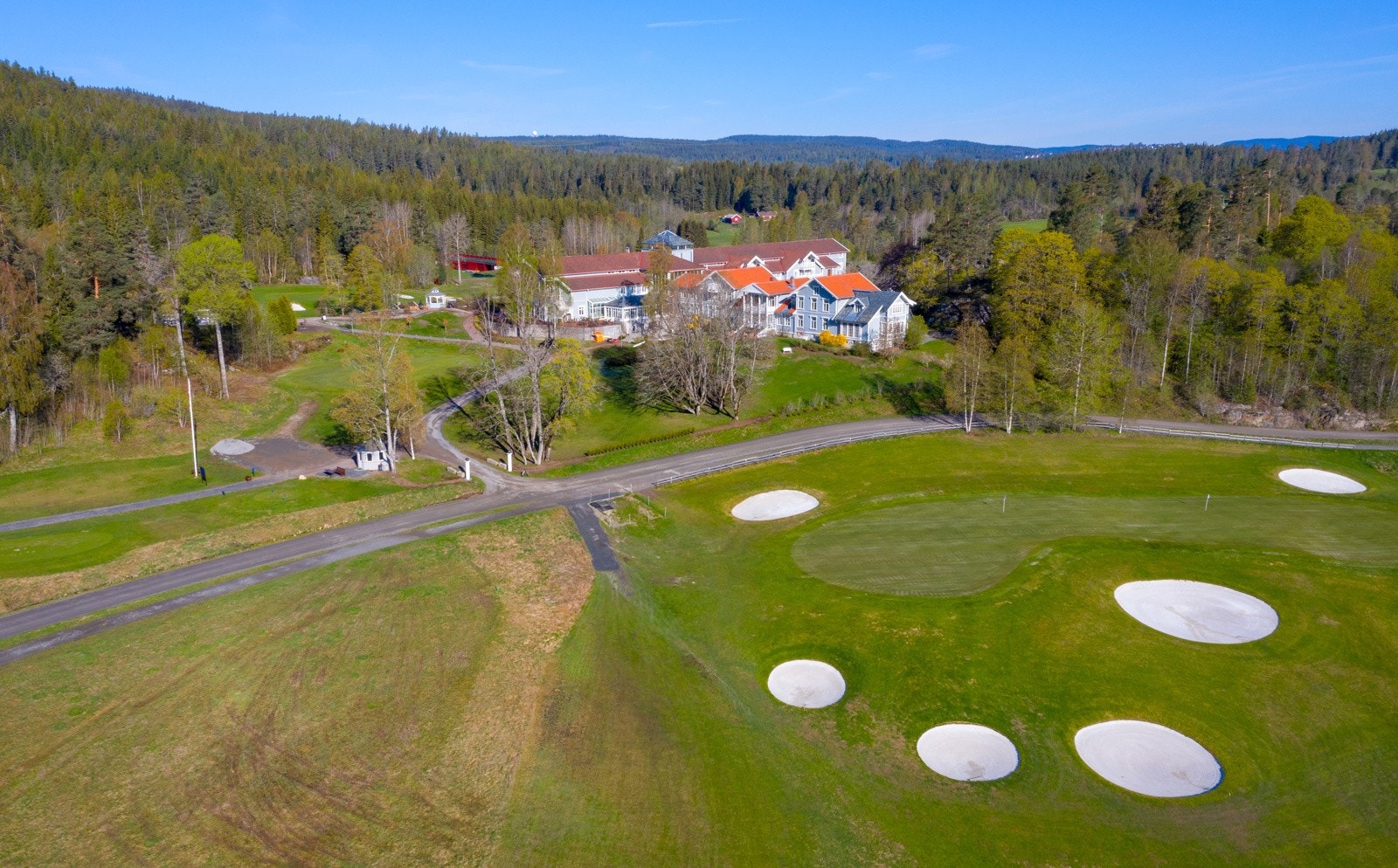 Losby Gods. Hotellet er omkranset av to golfbaner, en 9-hulls og en 18-hulls bane. Galleribilde