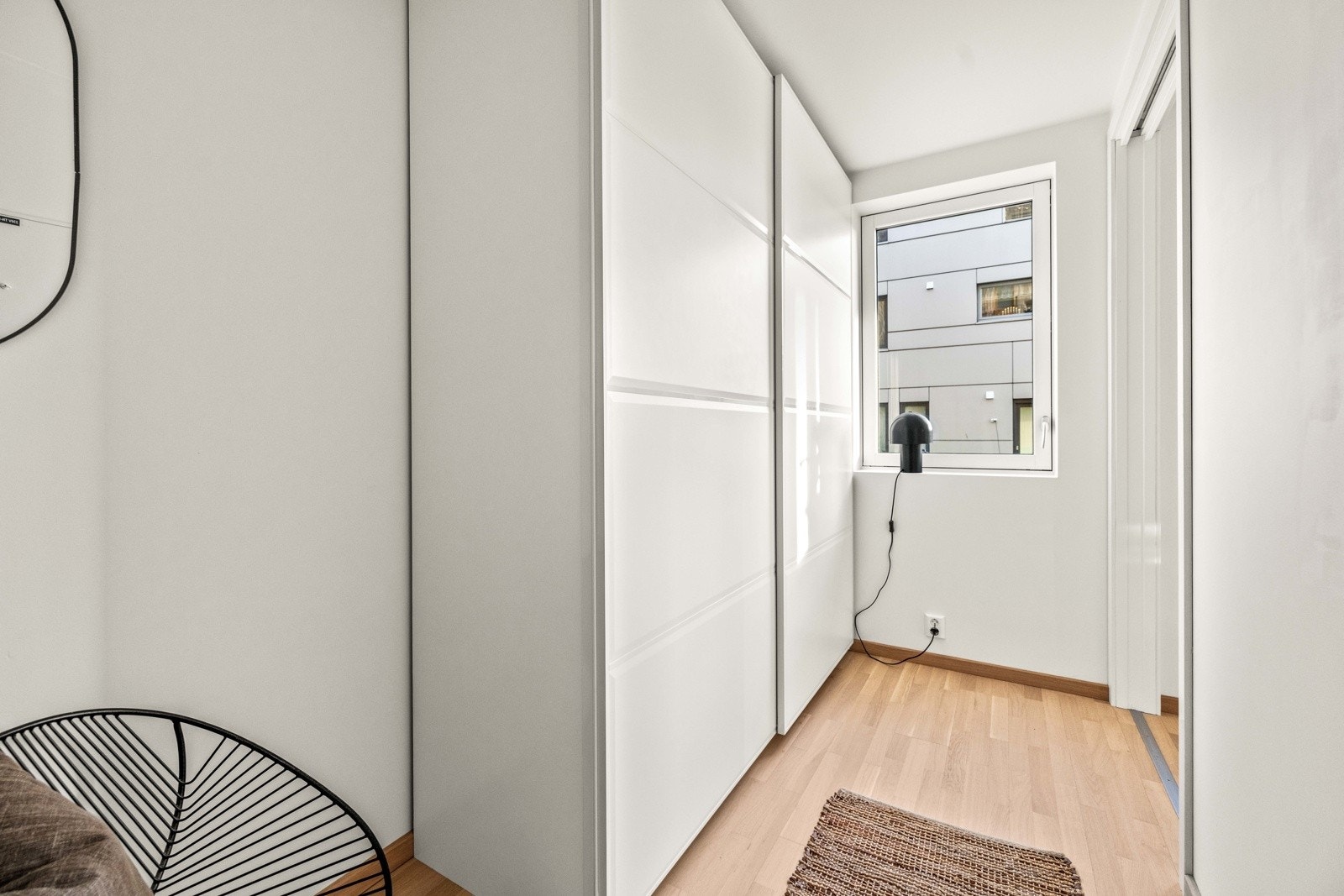 Innenfor soverommet er det bod og disp.rom. Byggemeldt som disponibelt rom, men rommet er nå slått sammen med boden. Galleribilde