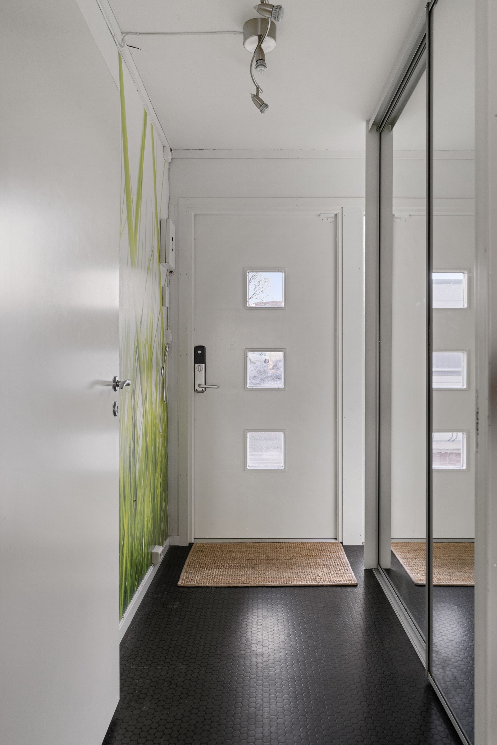 Entréen har en innebygd skyvedørsgarderobe med speilfronter for oppbevaring av sko og yttertøy. Galleribilde