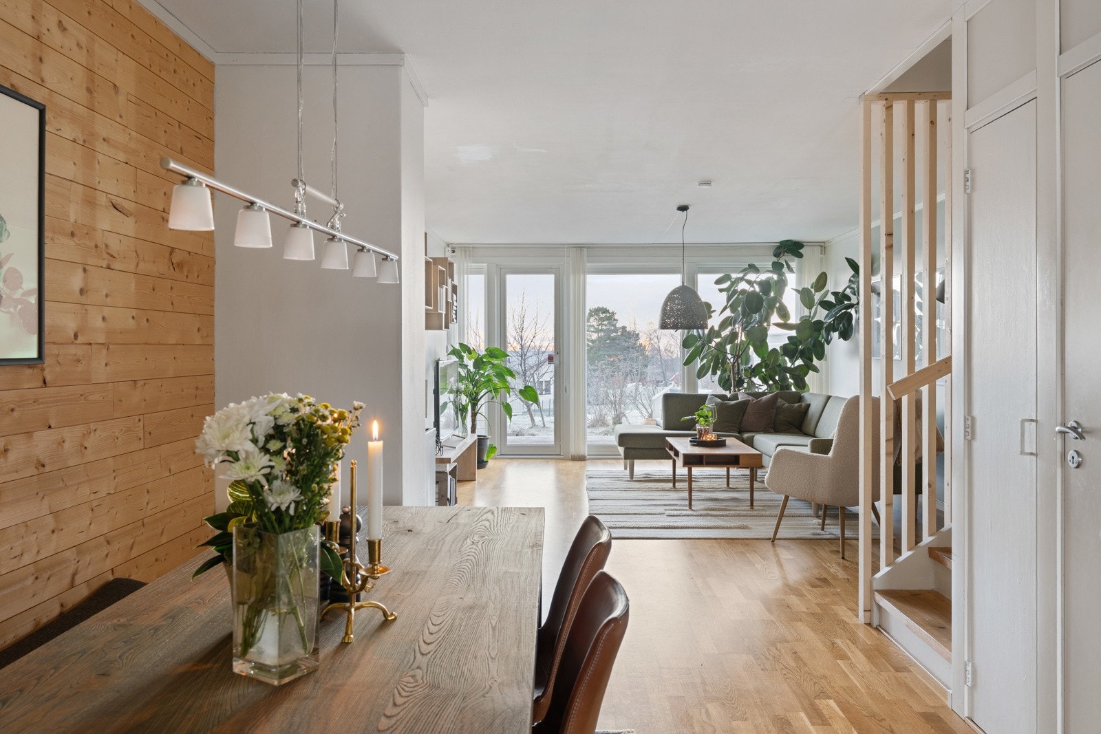 På bakkeplan har man stue og kjøkken, som danner et naturlig samlingspunkt for familie og venner. Galleribilde