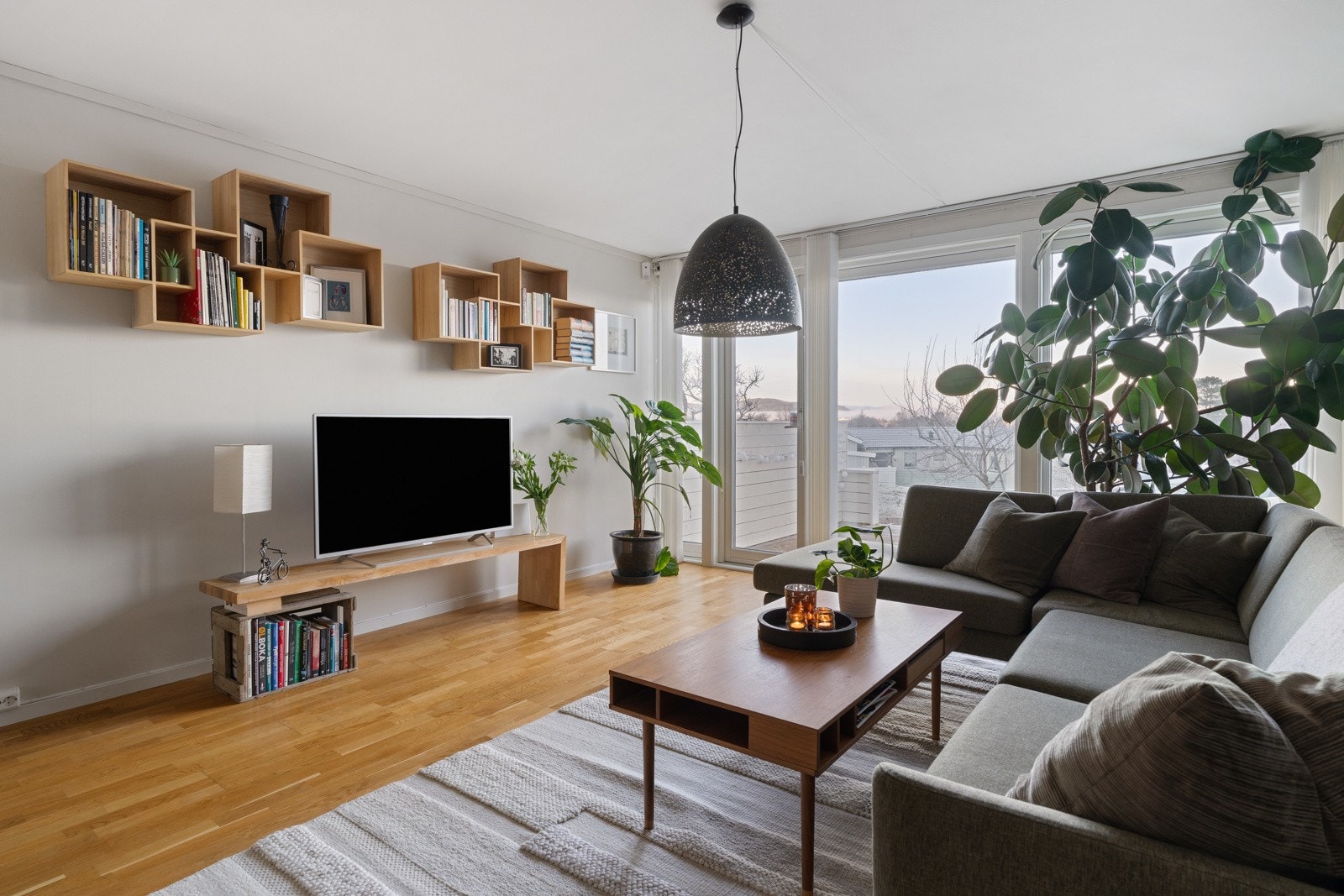 Her har man fleksible møbleringsmuligheter og direkte adgang til den vestvendte terrassen. Galleribilde