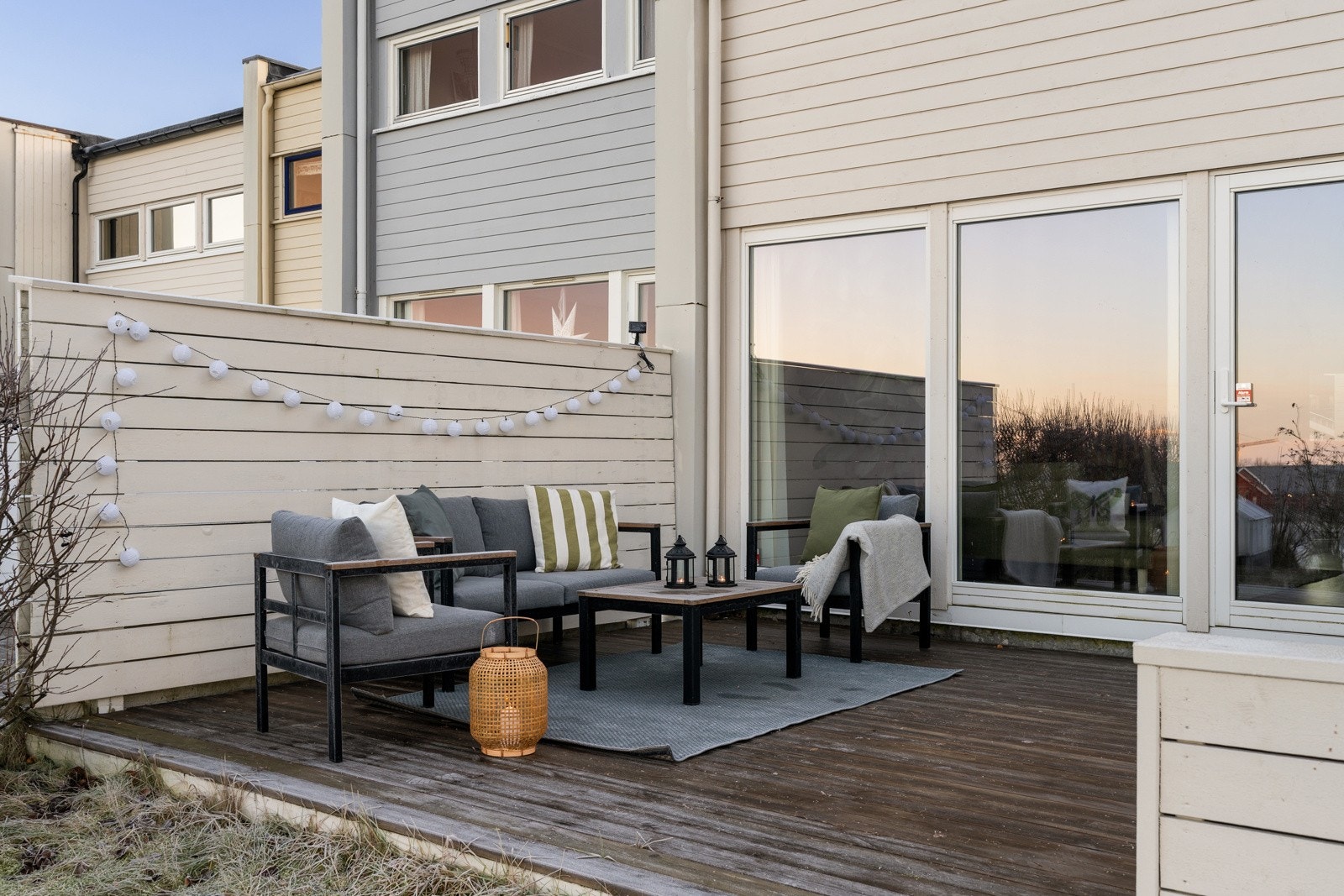 Terrassen på 17 kvm har rikelig plass til ønsket hagemøbler. Galleribilde