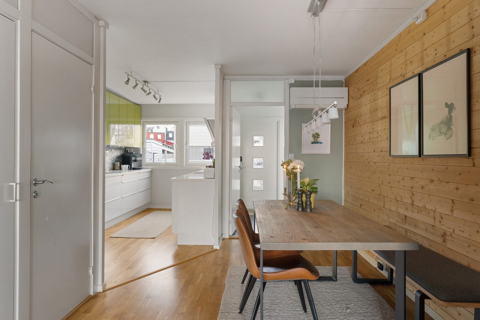 Det er etablert varmepumpe som gir behagelig innetemperatur året rundt, samtidig som den bidrar til lavere strømforbruk. Galleribilde