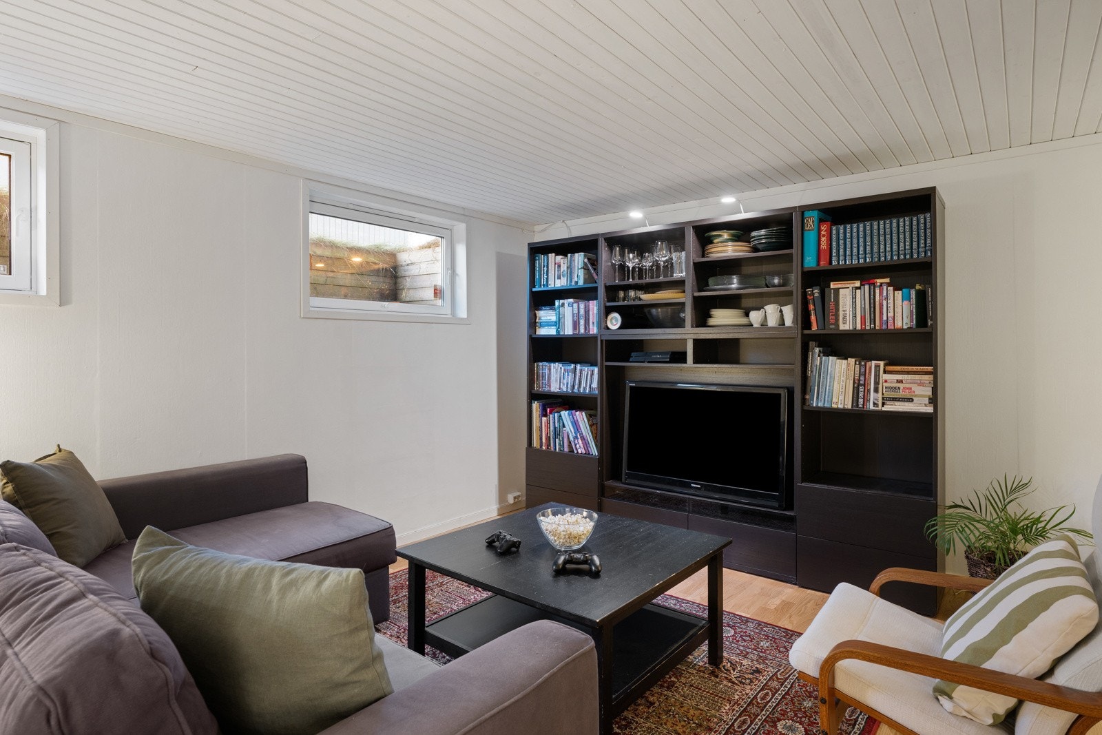 Innredet kjellerstue på romslige 28,5 kvm med god plass til møblering etter eget ønske. Galleribilde