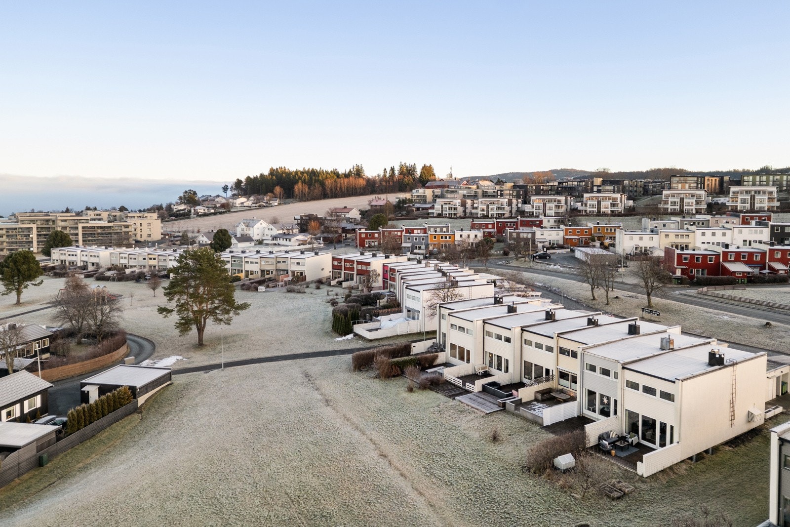 Rekkehuset har en av de mest attraktive plasseringene i tunet, med endebeliggenhet vendt mot åpne friarealer. Galleribilde