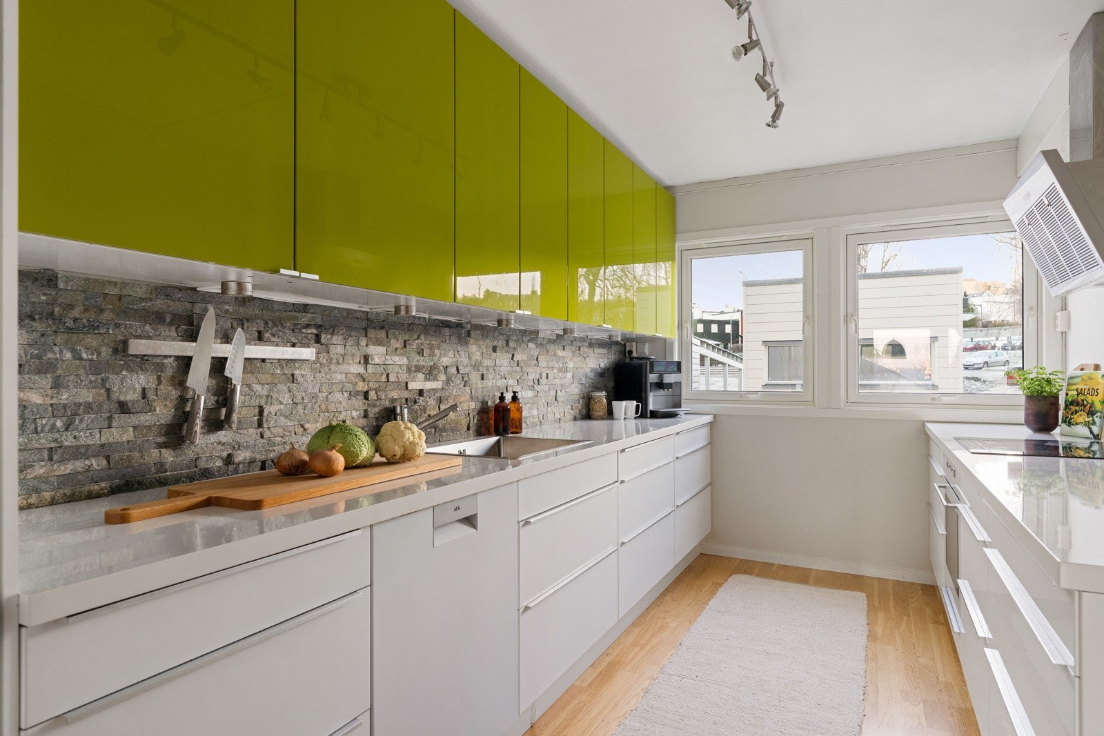 Romslig kjøkken på 9,5 kvm. Det er rikelig skap- og benkeplass på begge sider som gir en god arbeidsflyt. Galleribilde