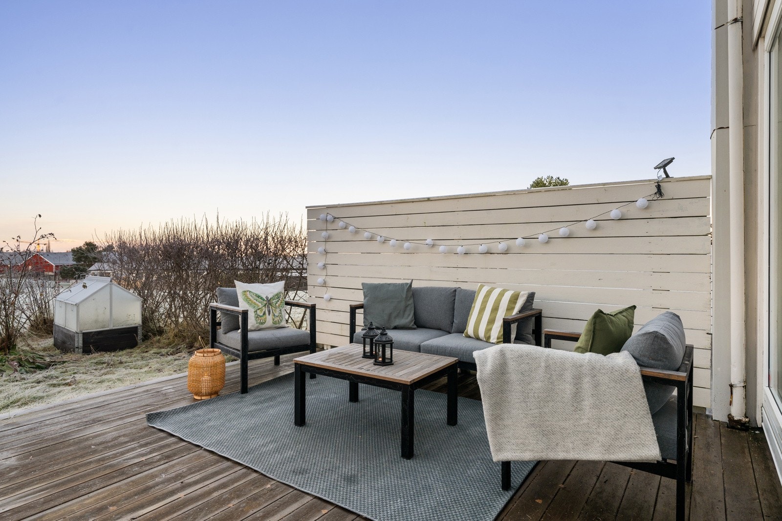 Nydelig vestvendt terrasse med kveldssol og flott hage. Galleribilde