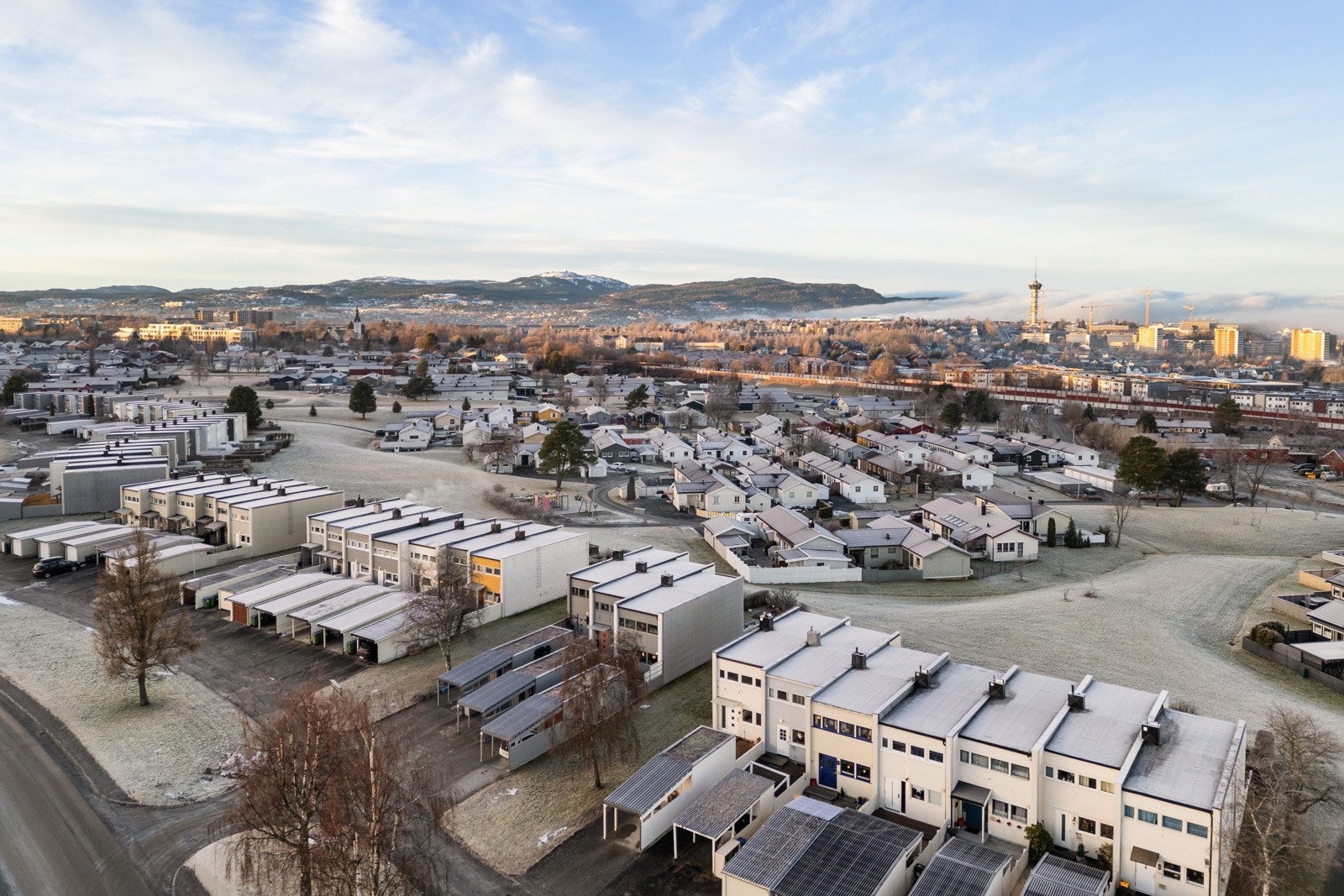 Boligen er en del av Angelltrøa Huseierlag med flere lekeplasser, ballbaner og skiløyper på vinterstid. Galleribilde