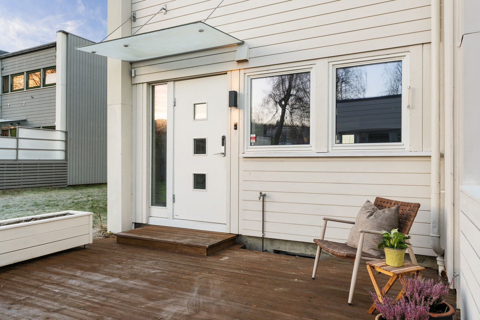 Terrassen ved inngangspartiet på 22 kvm har morgen- og dagssol, og kan enkelt tilpasses med hagemøbler. Galleribilde