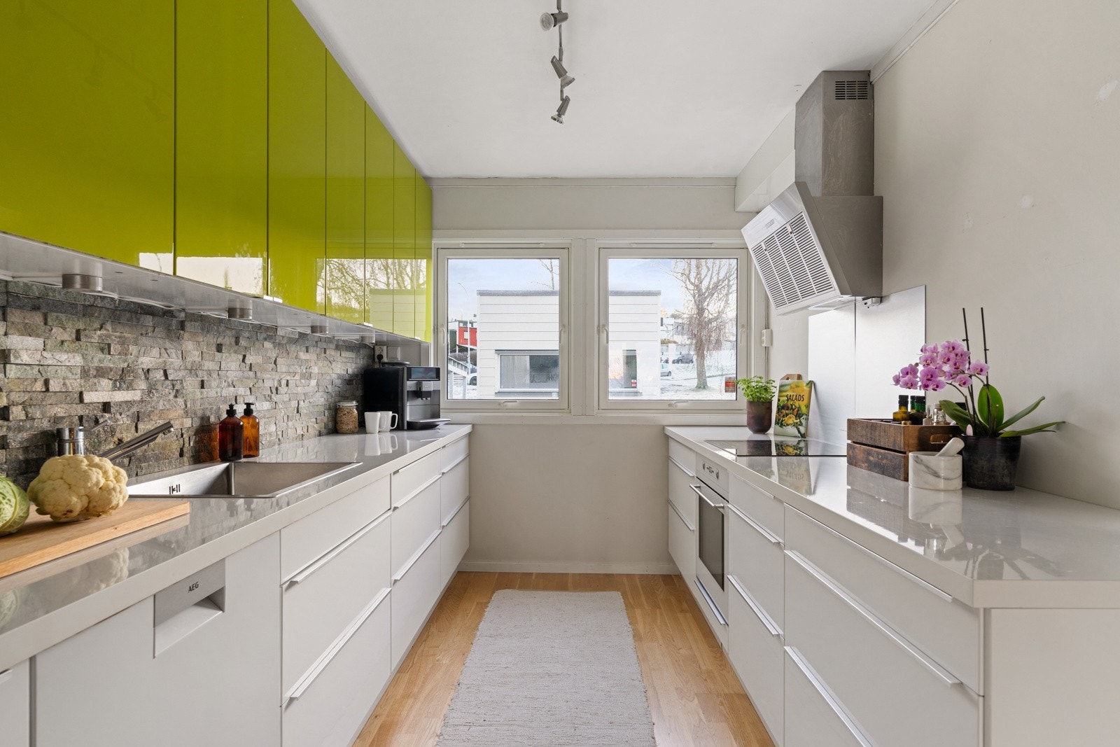 Kjøkkenet har integrert platetopp og stekeovn som medfølger, samt kjøleskap. Galleribilde