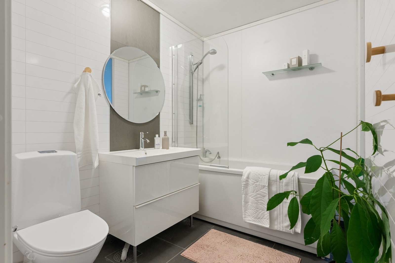 Flislagt bad fra 2013, godt utstyrt og med behagelig gulvvarme. Galleribilde