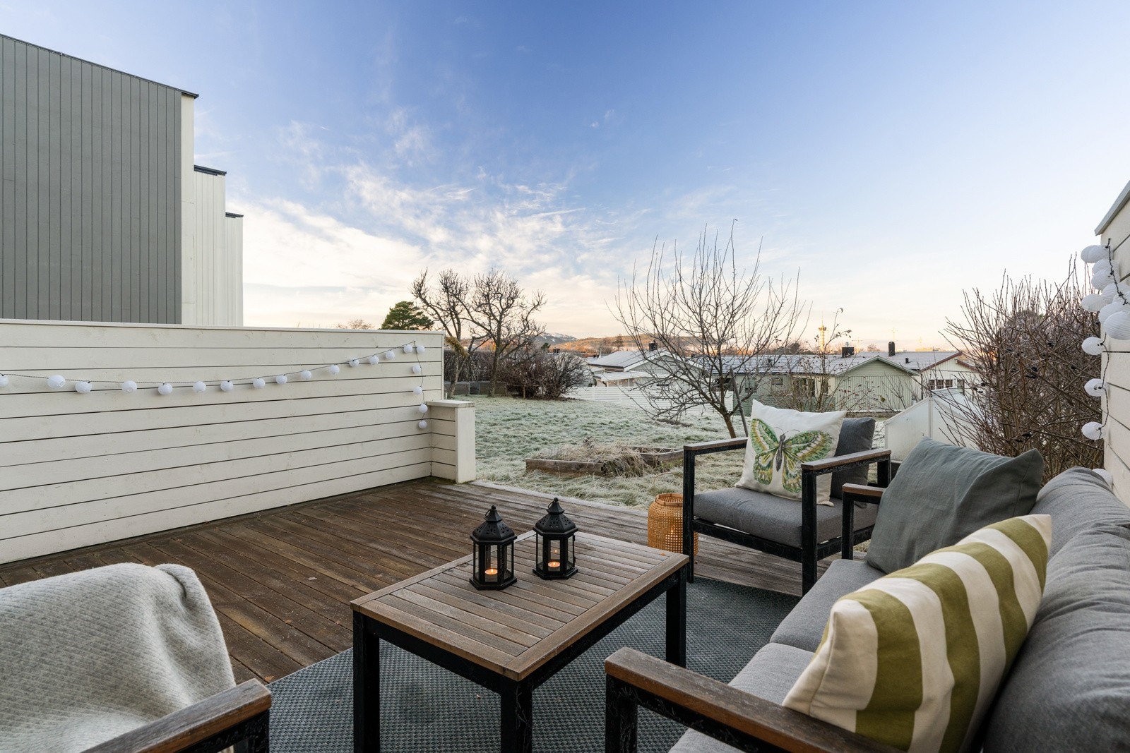 Uteplassen ligger usjenert til mot friareal og er ideell for å nyte flotte solnedganger. Galleribilde