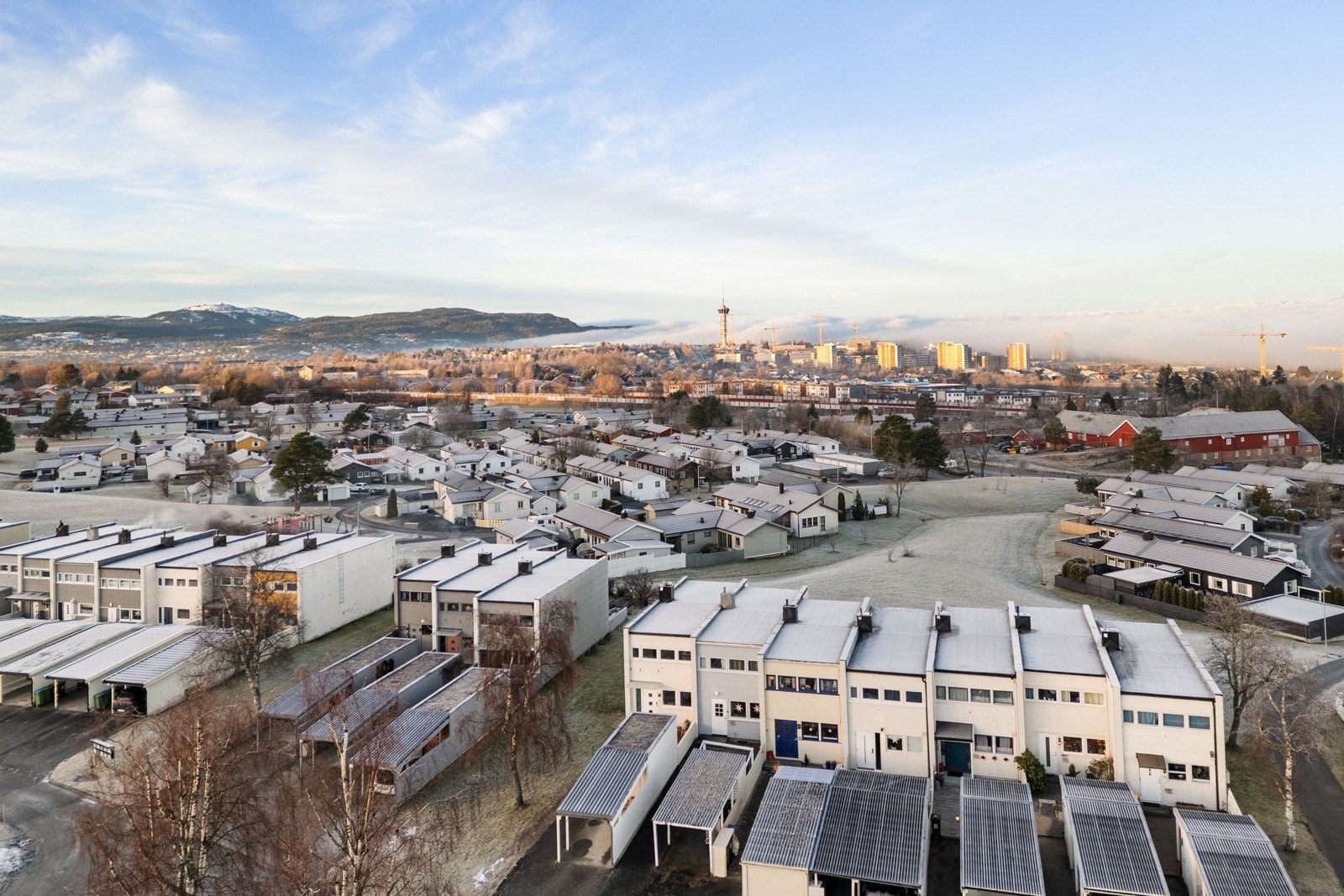 Her bor du i et rolig og etablert boligområde med umiddelbar nærhet til butikk, skole, lekeplass og bussholdeplass. Galleribilde
