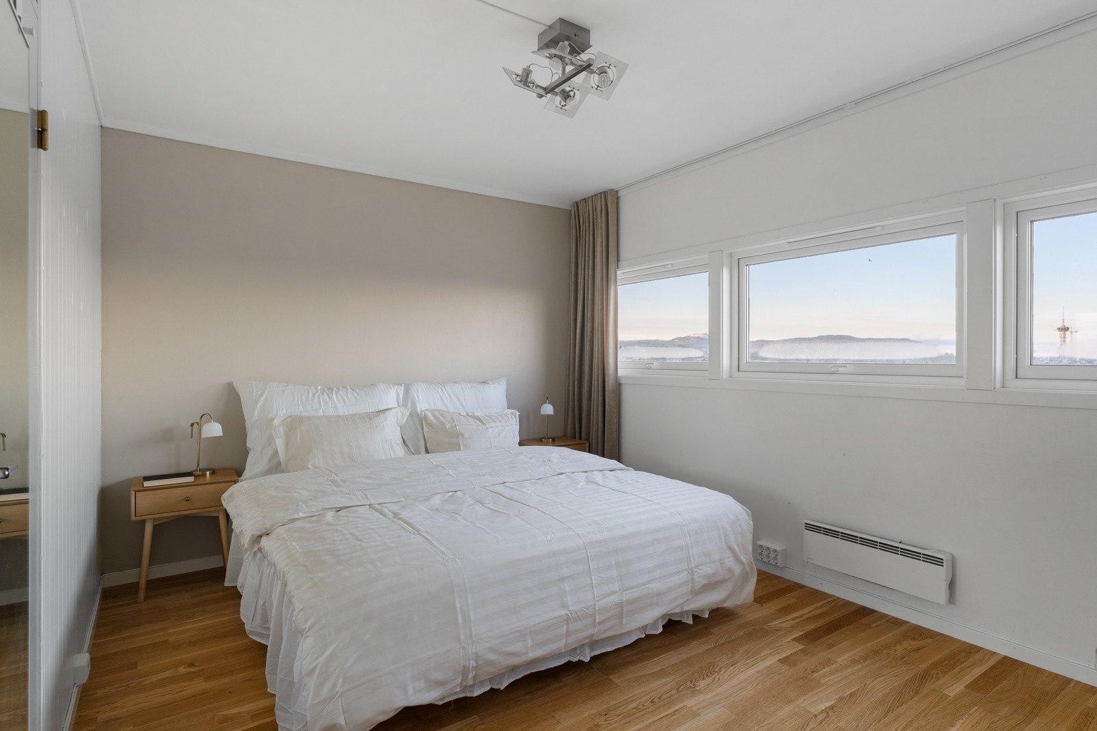 Boligen har 3 store soverom på 12,5, 10 og 7,5 kvm. Galleribilde